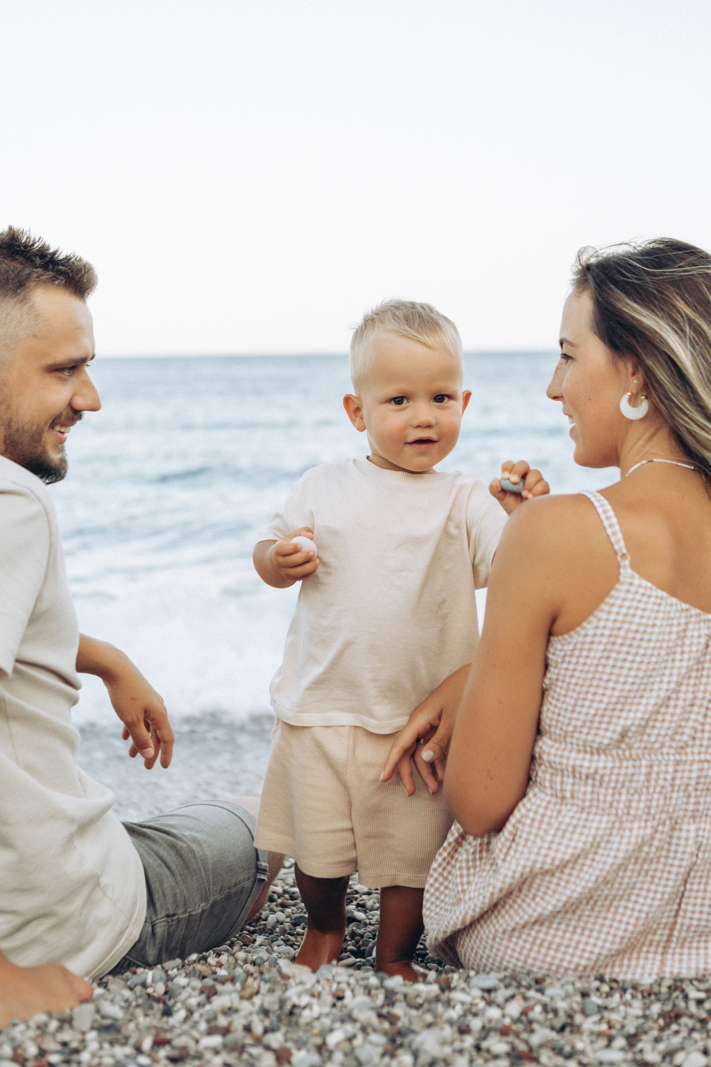 Семейная фотосессия на красивом пляже. Фотограф в Анталии, Кемере и Белеке