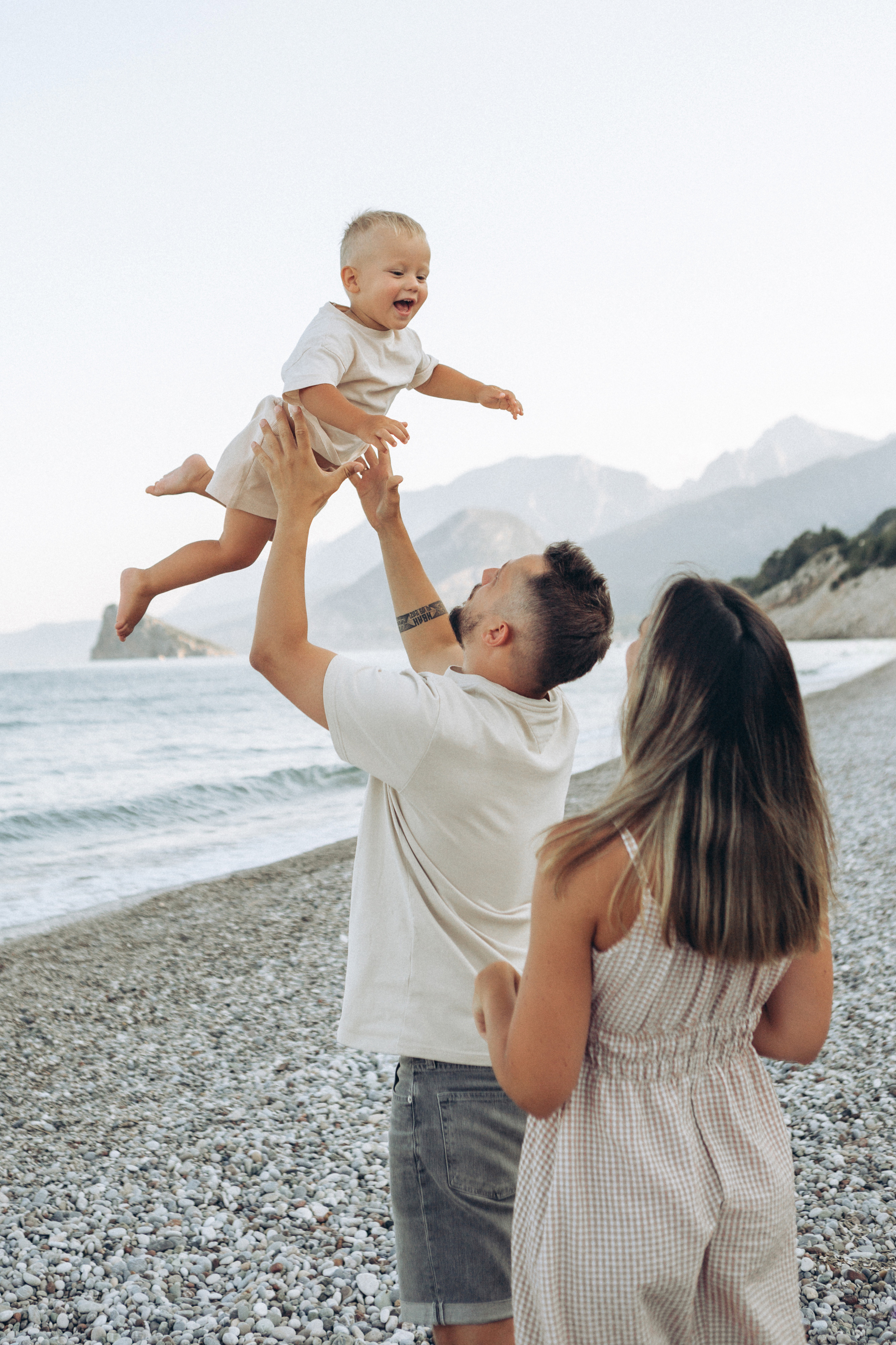 Семейная фотосессия на красивом пляже. Фотограф в Анталии, Кемере и Белеке