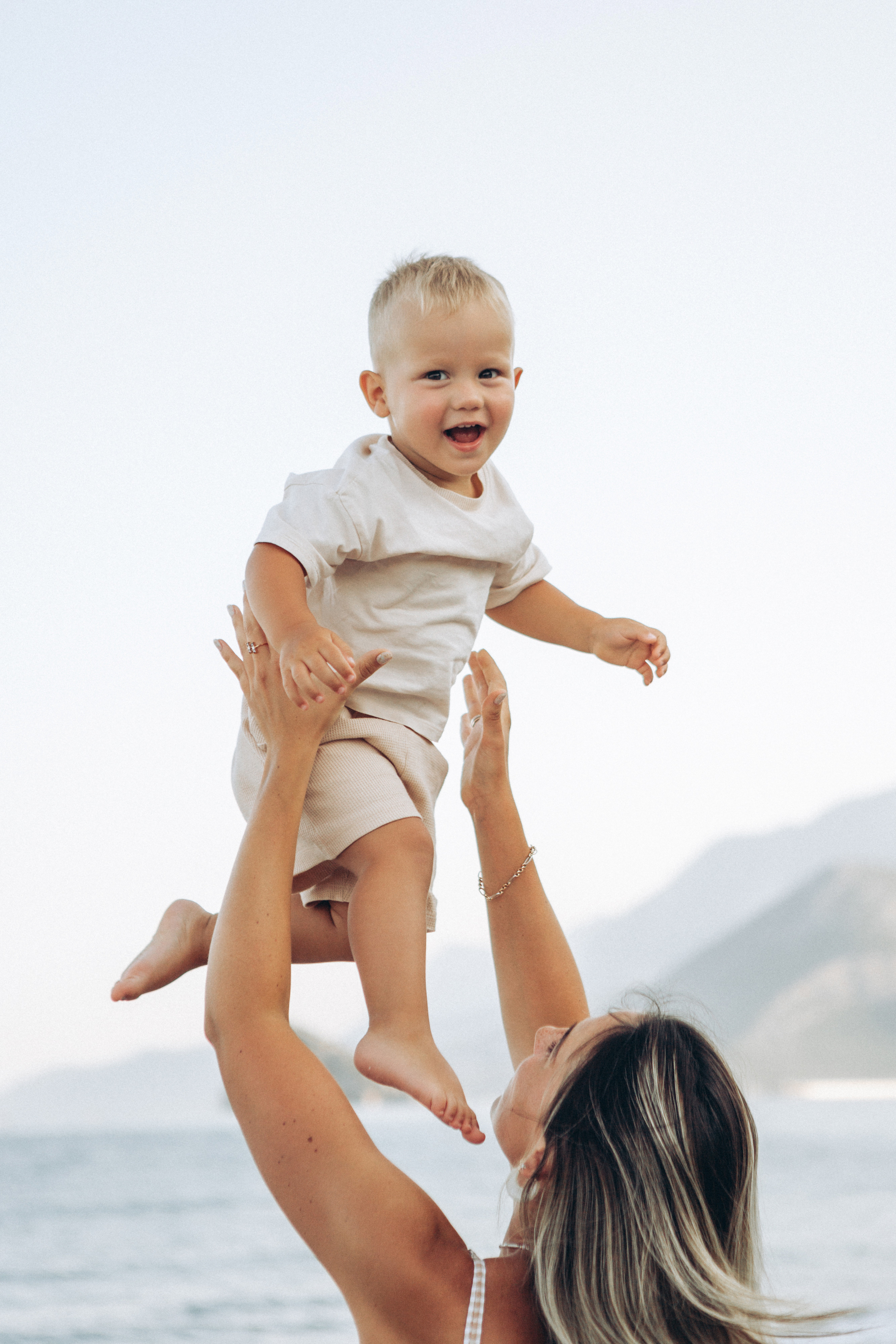 Семейная фотосессия на красивом пляже. Фотограф в Анталии, Кемере и Белеке