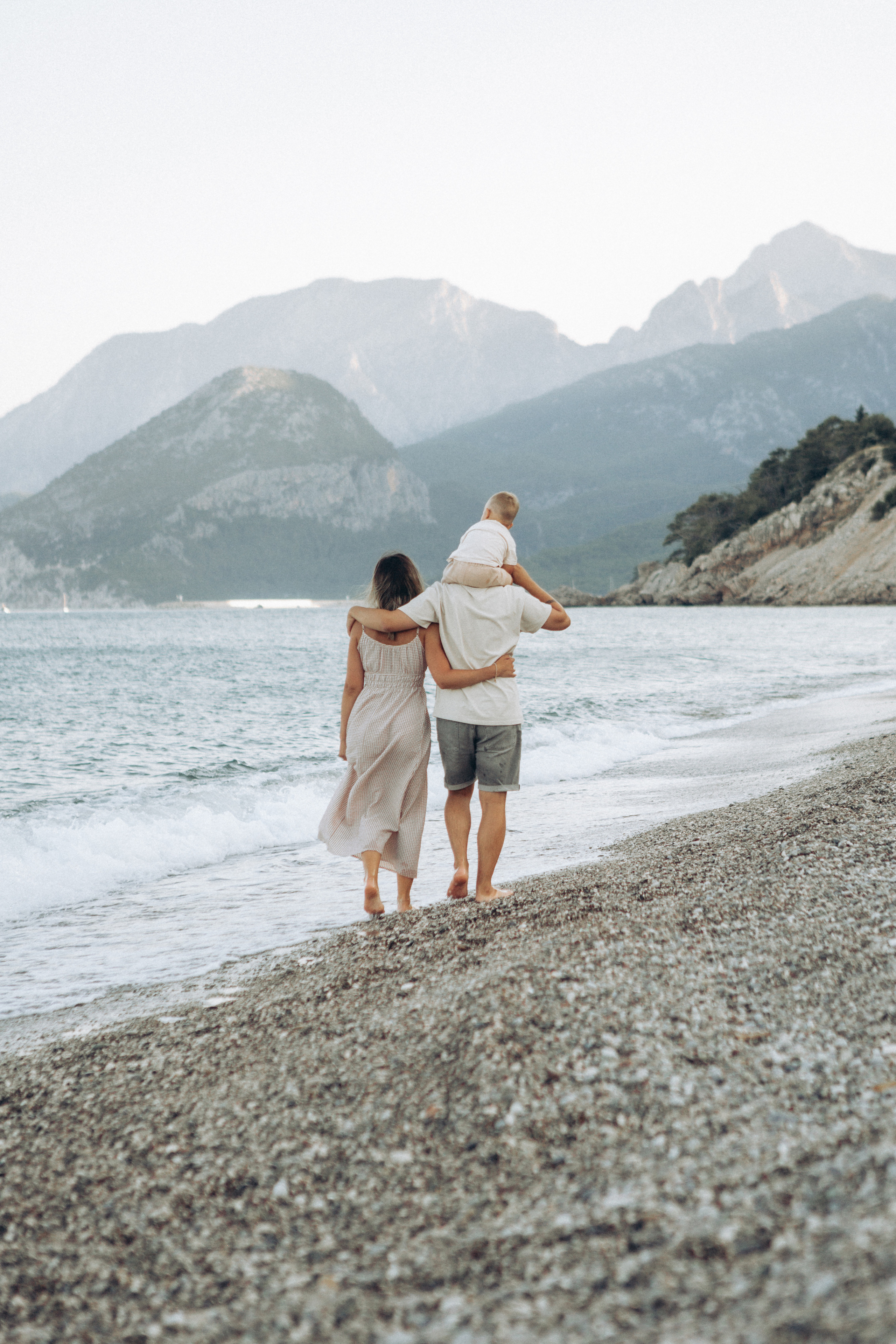 Семейная фотосессия на красивом пляже. Фотограф в Анталии, Кемере и Белеке