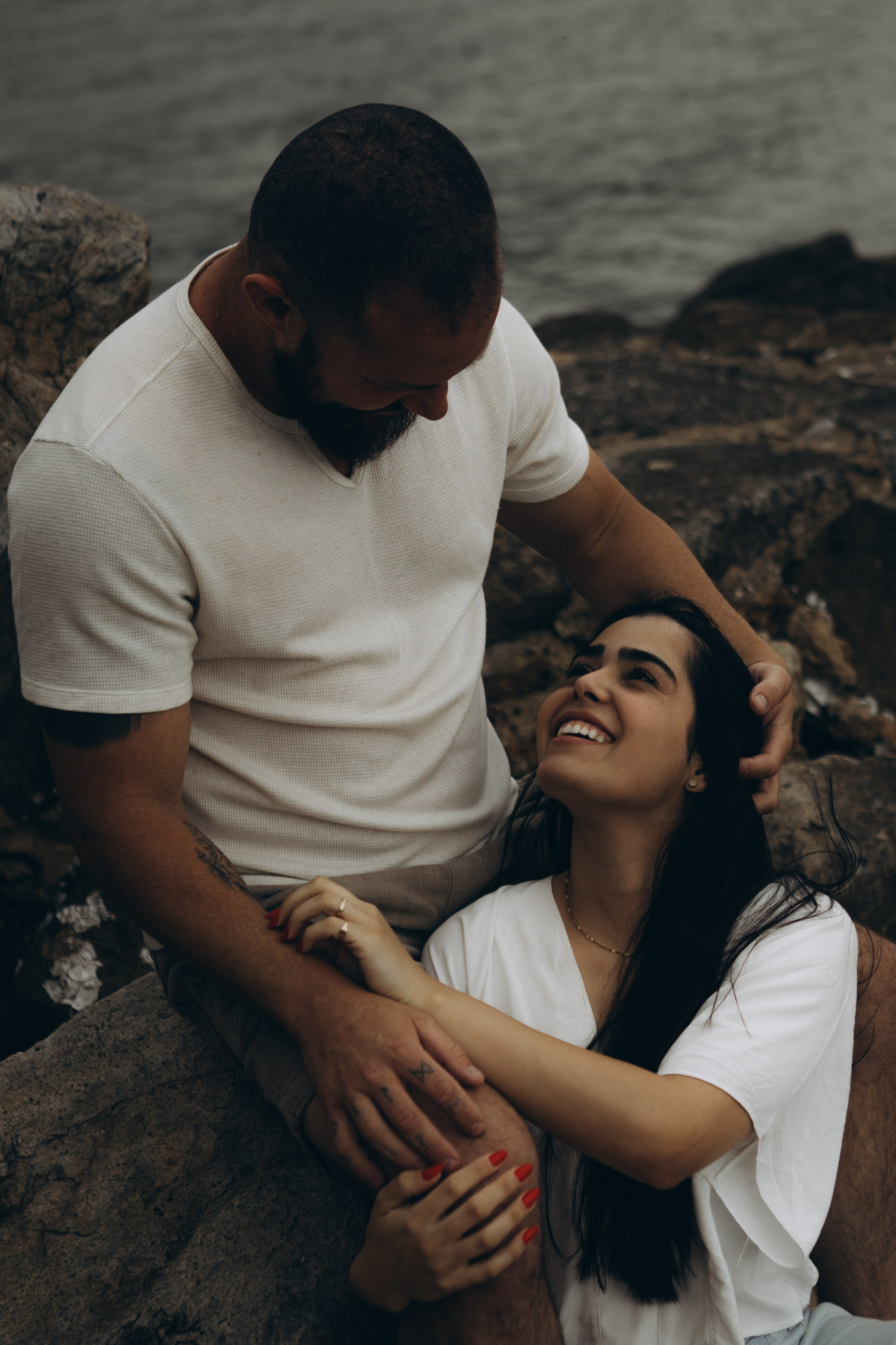 casal abraçado durante ensaio de família em Sorocaba