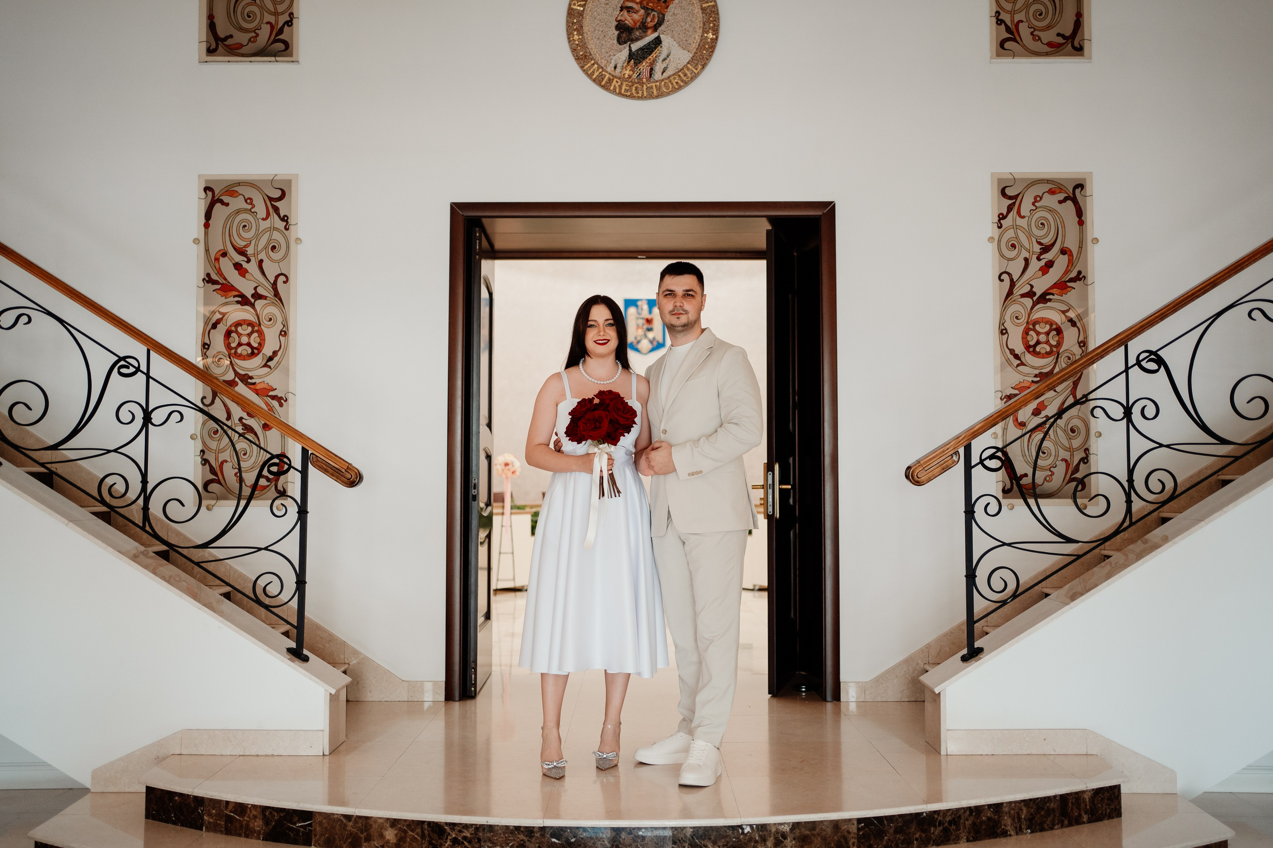 Miri fericiți în fața oficiului stării civile din Ilfov, celebrând începutul unei noi vieți împreună. Fotografie de cununie civilă, capturând naturalețea și bucuria momentului special.