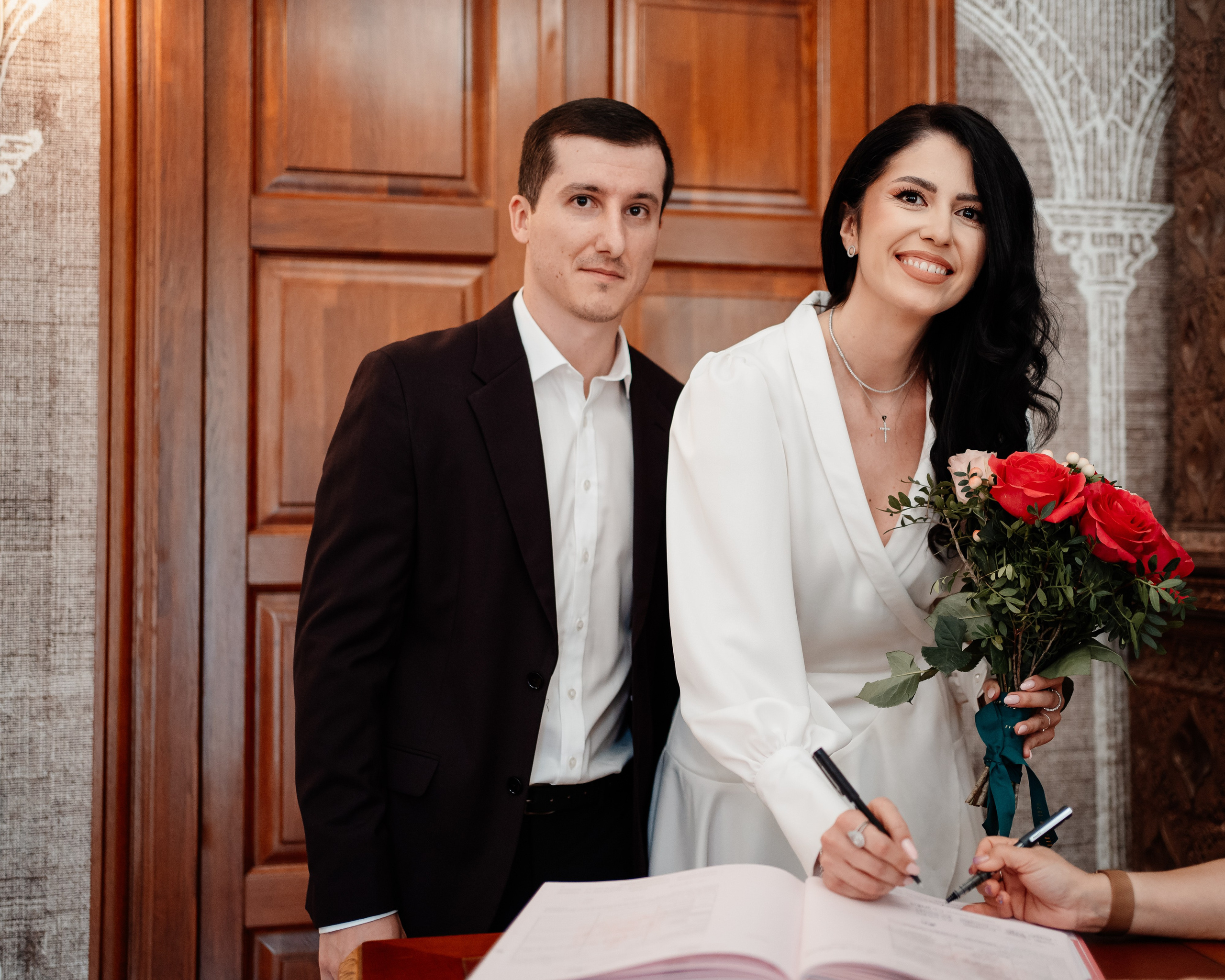 Miri fericiți în fața oficiului stării civile din Bucuresti, Sector 3, celebrând începutul unei noi vieți împreună. Fotografie de cununie civilă, capturând naturalețea și bucuria momentului special.