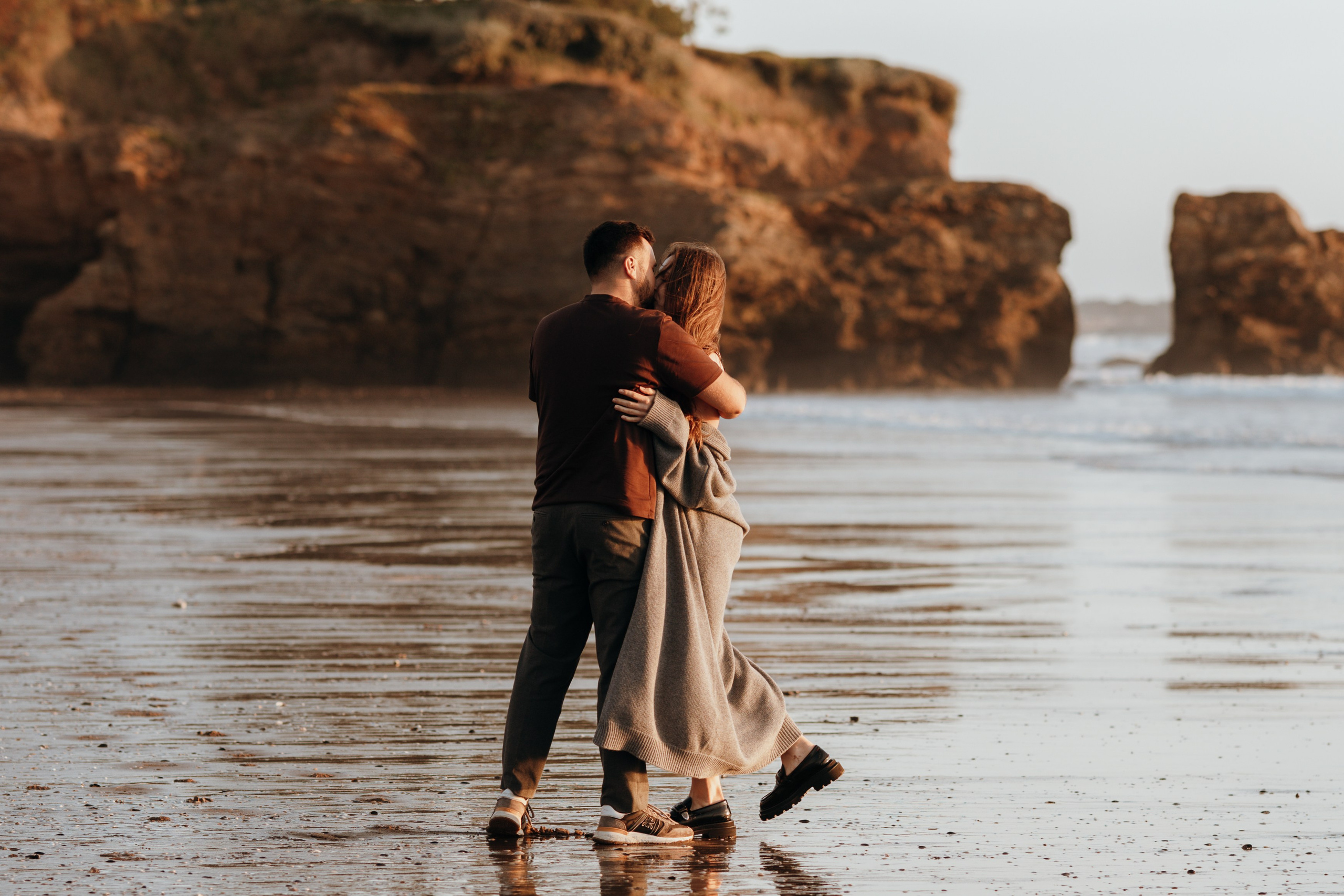 Sunset maternity photoshoot. Annah Louwagie — Lifestyle photographer for couples, families & brands | France & worldwide