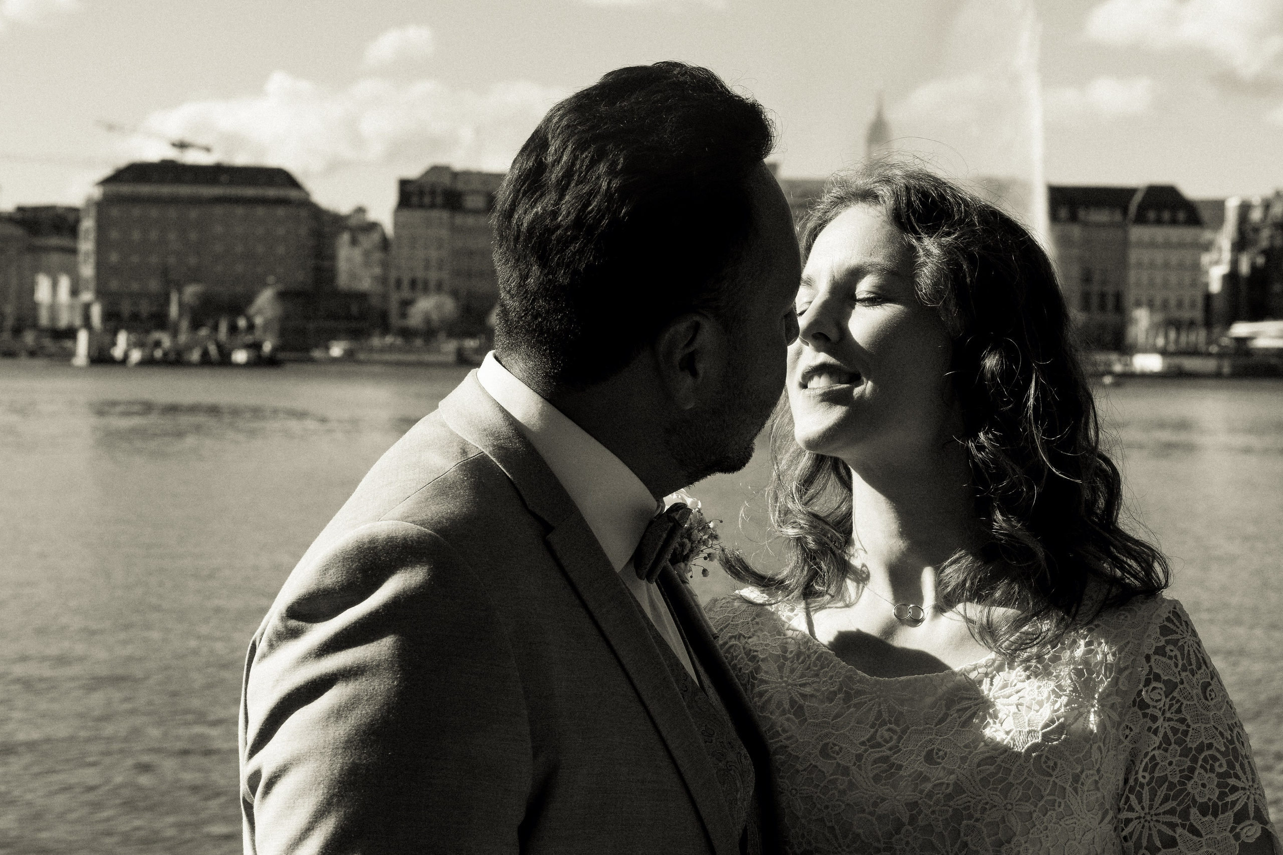 Traumhochzeit im Bobby Reich | Moderne Liebe am Hamburger Alsterufer. Hochzeitsfotograf und Hochzeitsvideograf aus Hamburg | Roka21Film