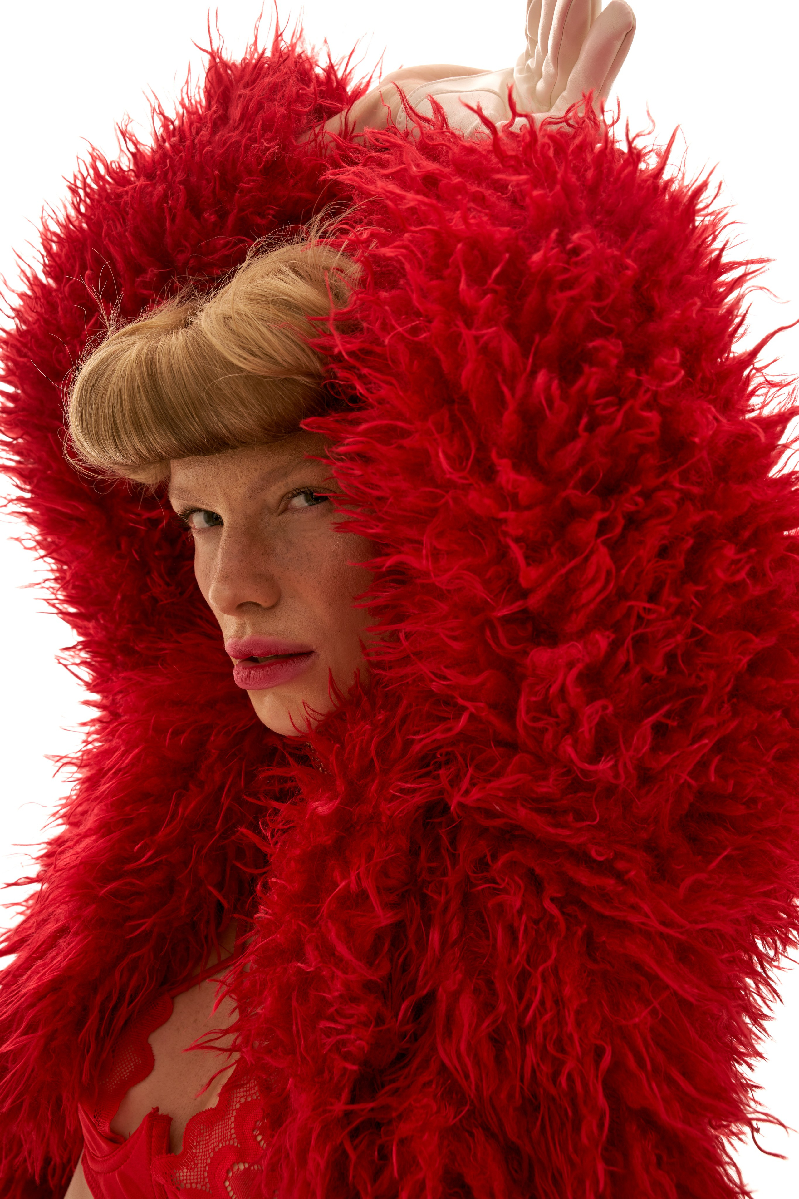 RED FEATHERS. Viktorija Korsaka| Brand Content Creator & Photographer