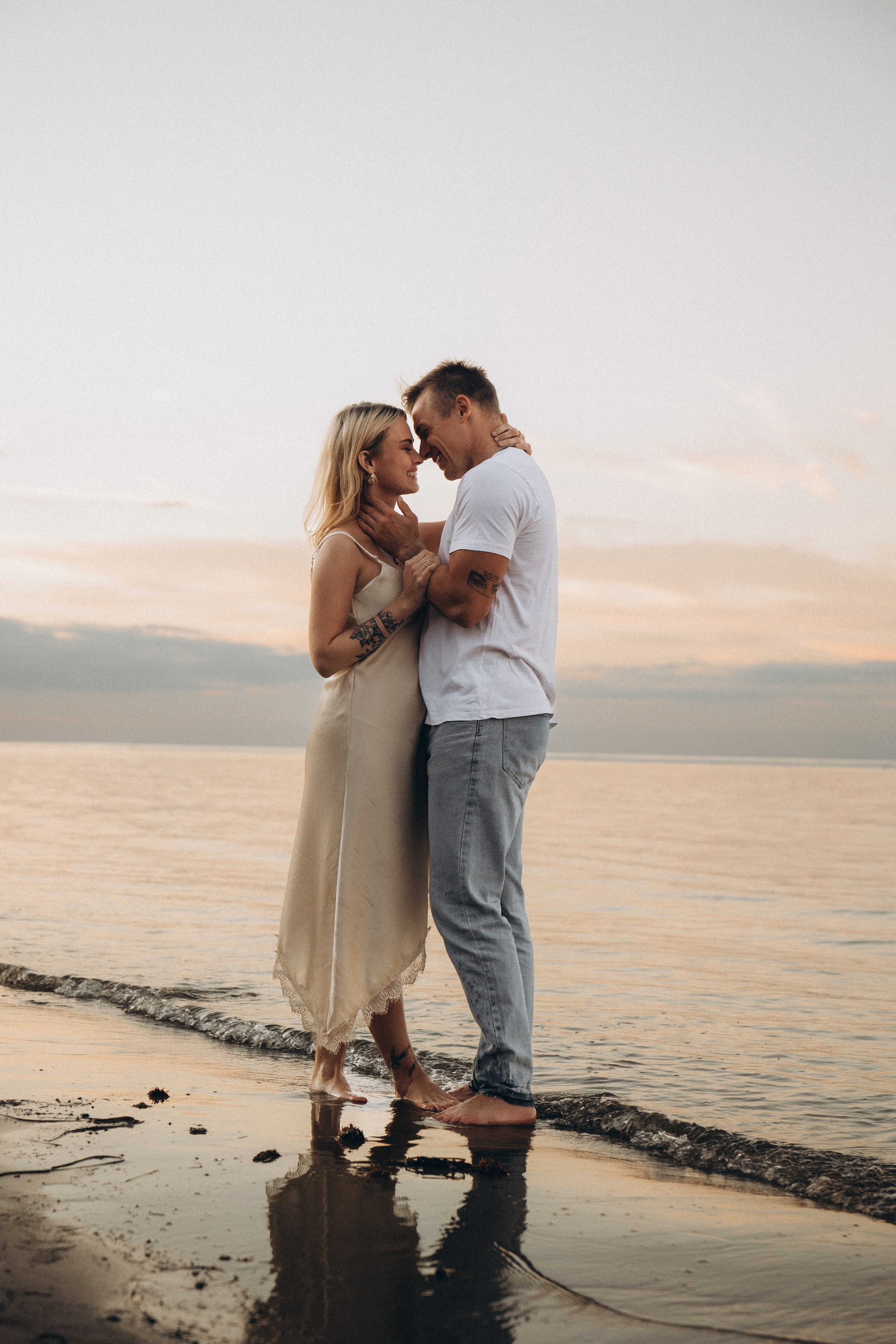 coppia innamorata sulla spiaggia durante un servizio fotografico di coppia a Rimini