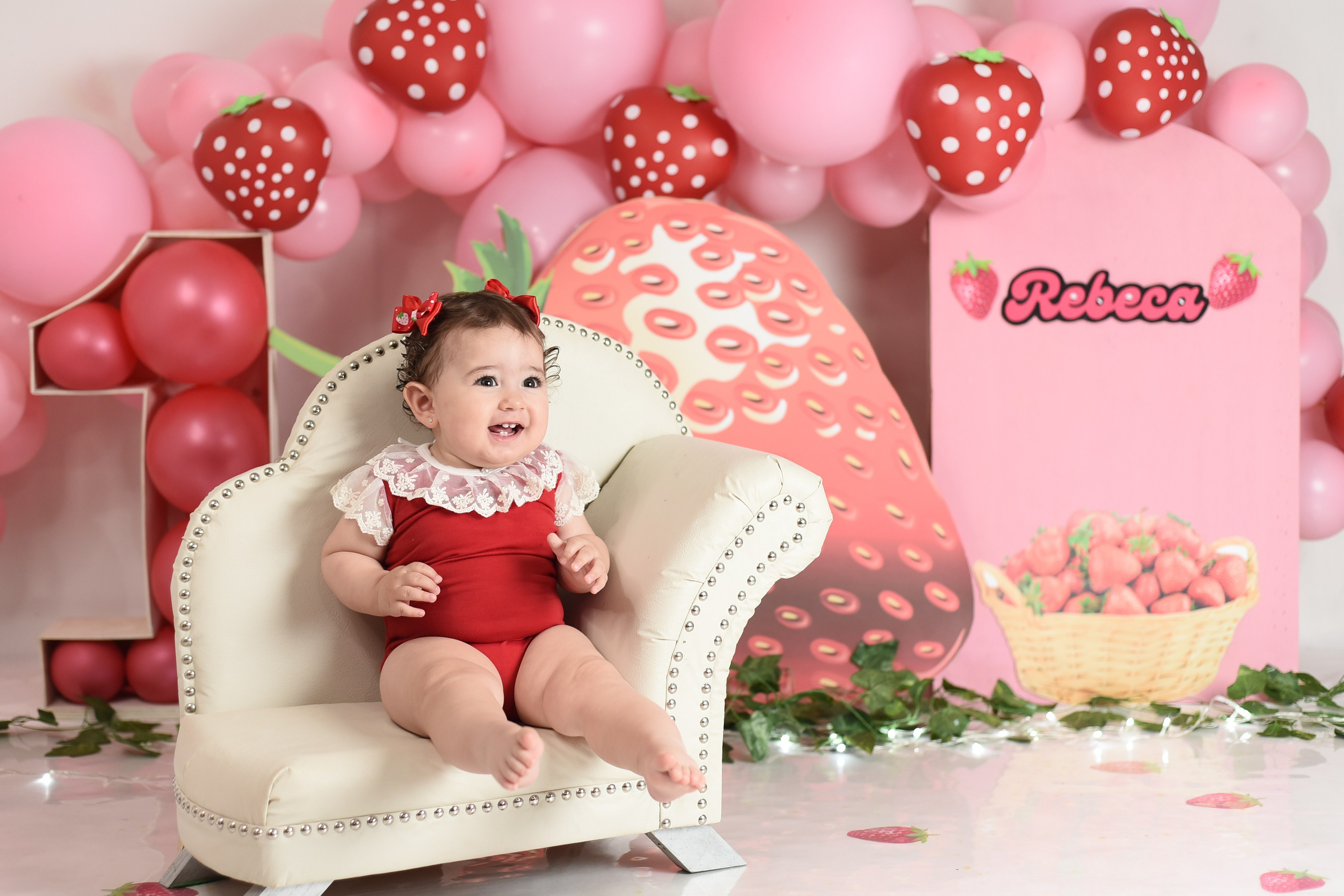 Sesión 1er año de Rebeca. Temática: Frutillita + Mini Sesión Navideña. Fotografo de casamiento en misiones y fotógrafo de familia  Posadas