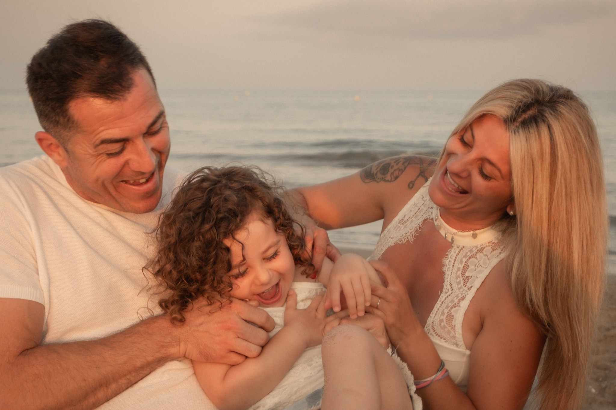 Sesión familiar en la playa. Fotografía profesional en Calafell - Elena Medvedeva