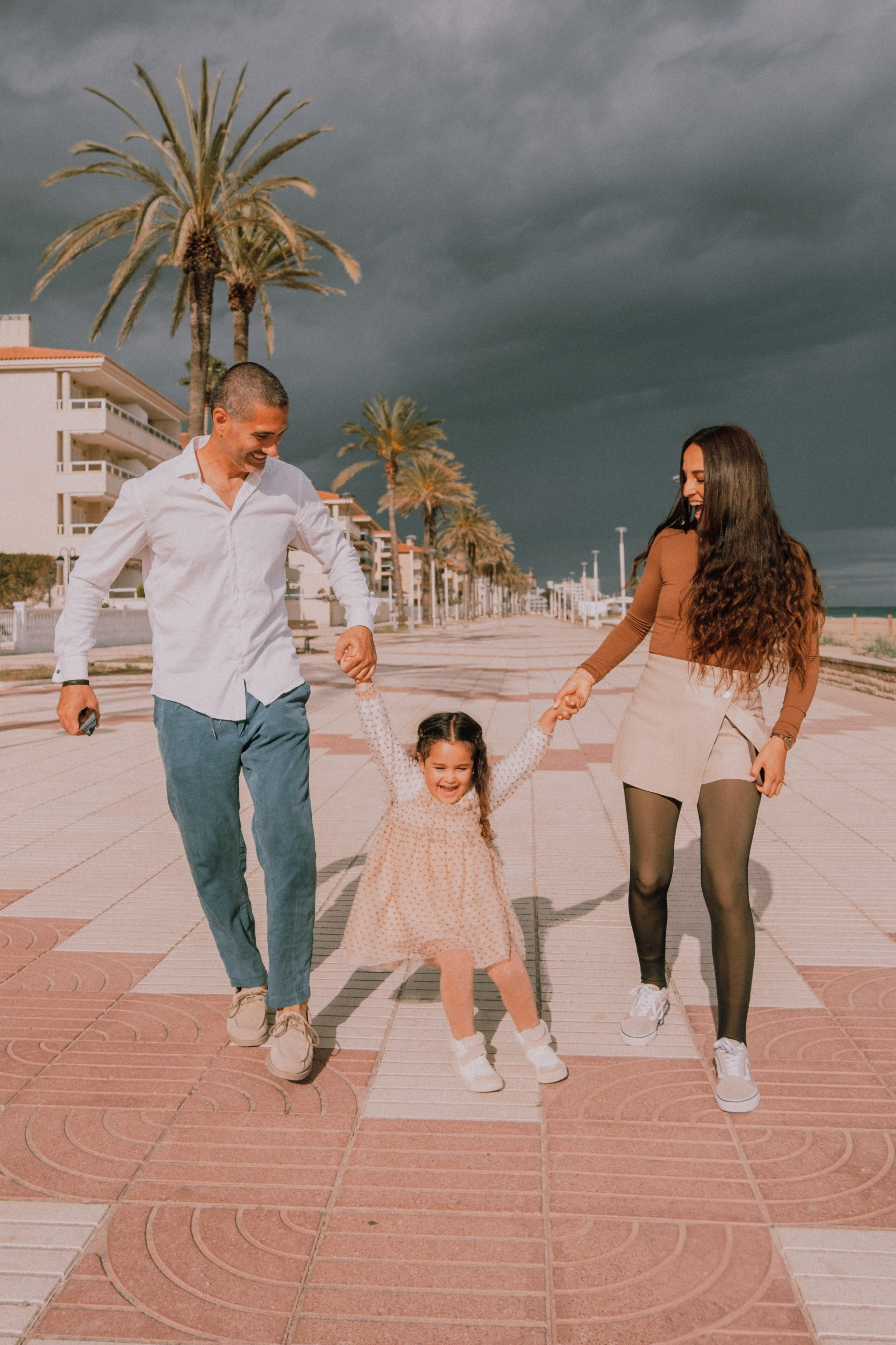 Sesión familiar en la playa. Fotografía profesional en Calafell - Elena Medvedeva