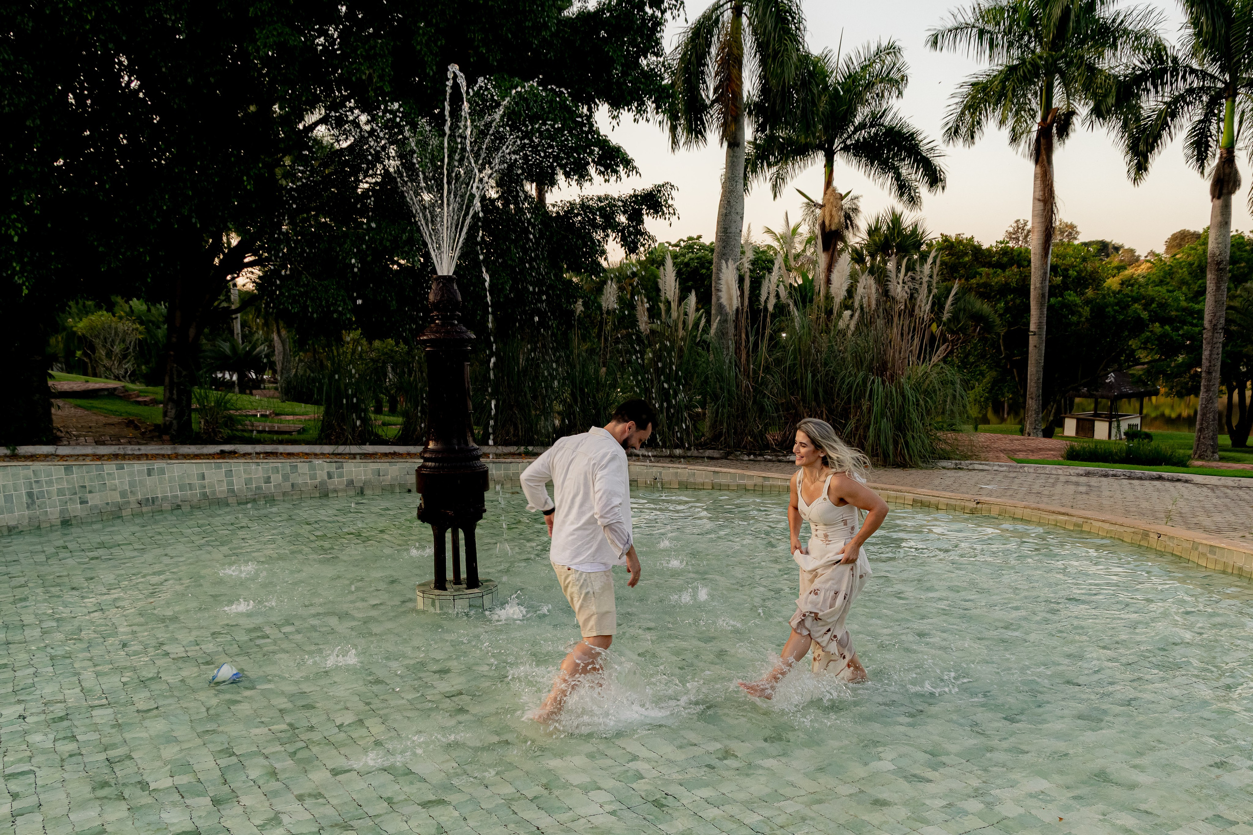 Ensaio Pré-Wedding no Interior Paulista com Lago, Areia e Pôr do Sol | Studio Melk. Tela cheia