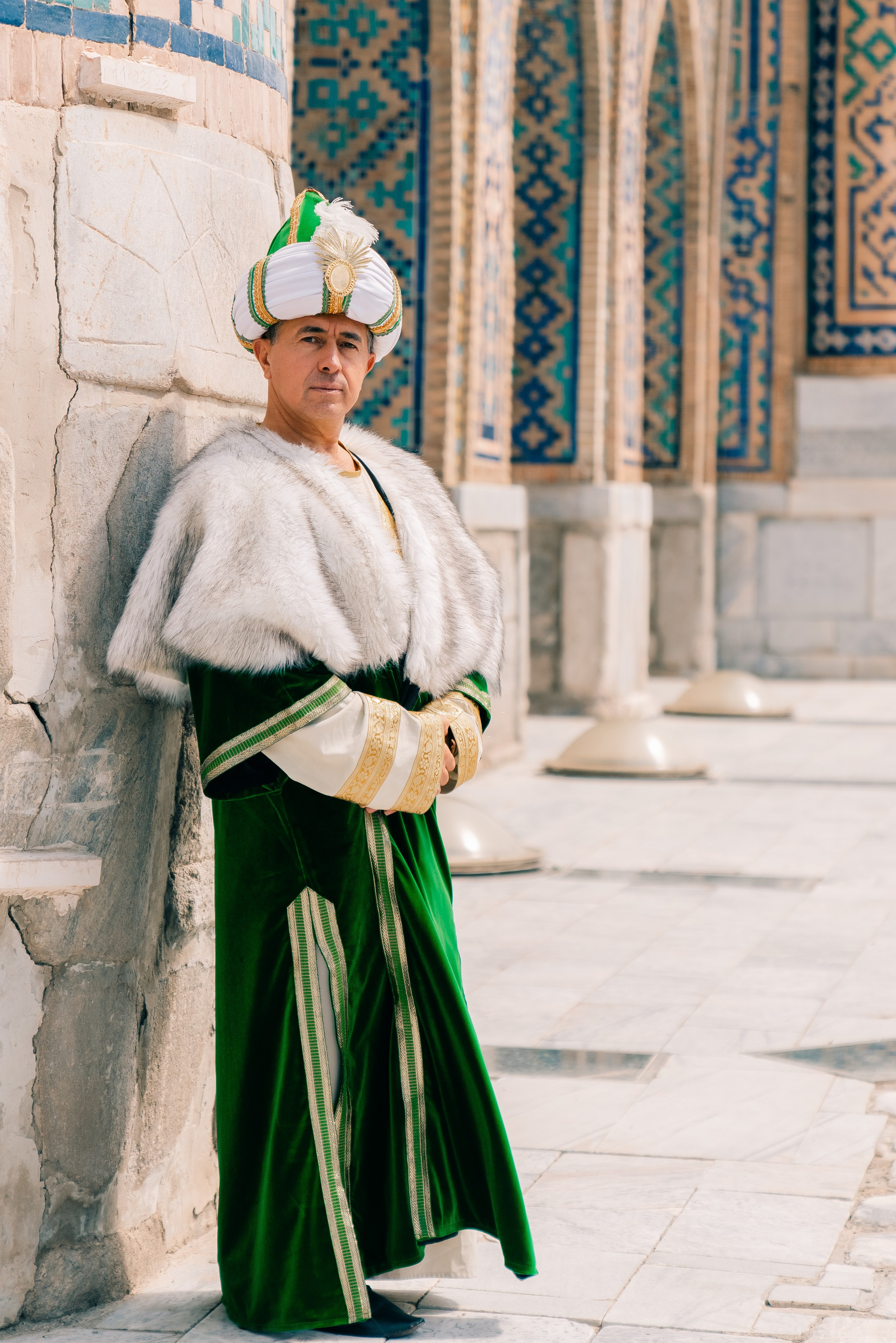 Мужчина в королевском восточном уборе с меховым халатом. Фотограф в Узбекистане и Самарканде Джасур Марупов