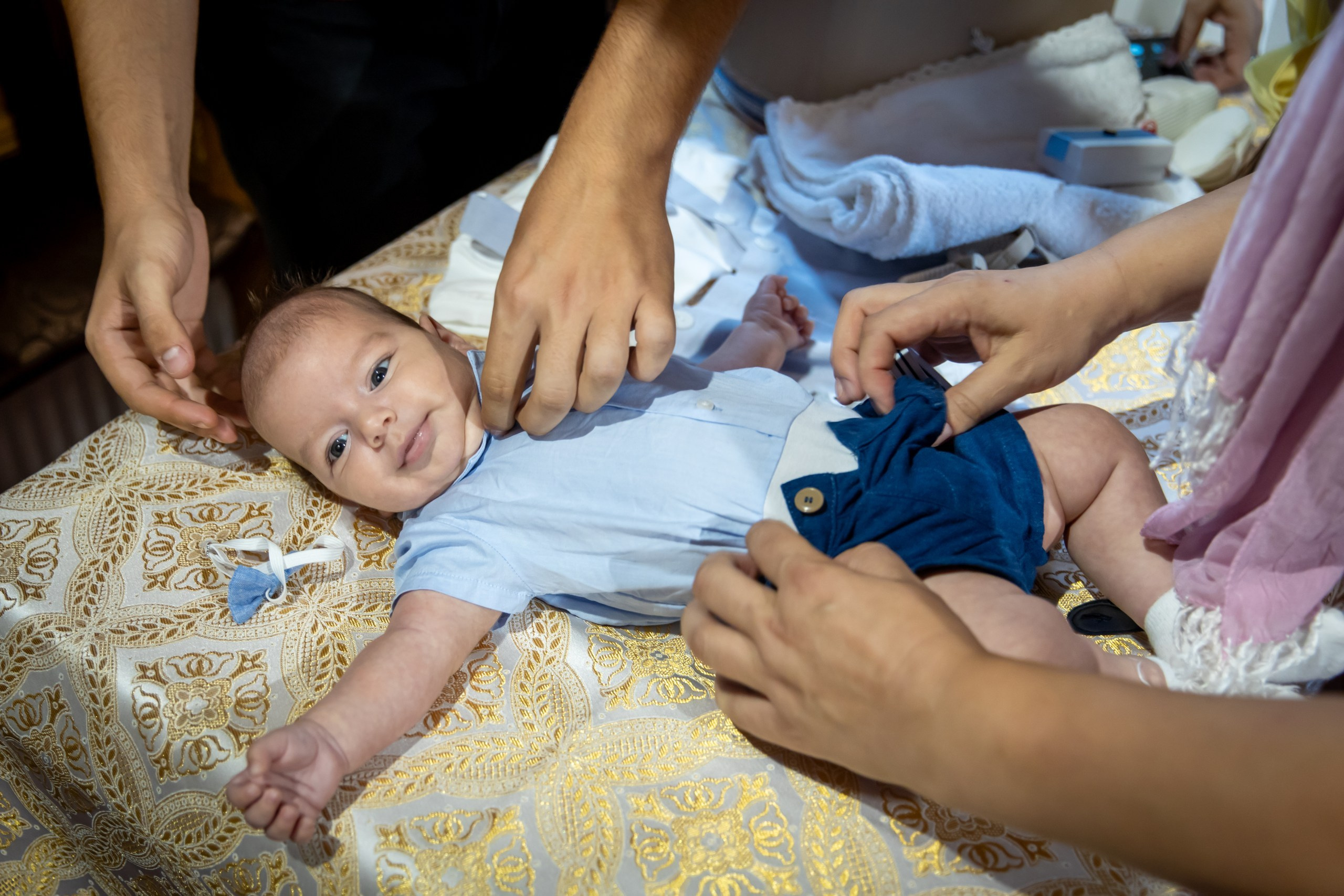 fotograf botez , fotografie botez Botoșani, fotograf Alin Chirilă, amintiri botez, fotografii botez, botez Miruna Parascheva, fotograf copii, fotografie botez în Botoșani-alt="botez , fotografie botez Alin Chirilă, amintiri botez, fotografii emoționante botez Botoșani"-- fotografii-botez-bebelus- amintiri-botez-micuț- moment-sfânt-crestinare- fotografie-emotionanta-botez- detalii-botez-bebelusi- parinti-fericiti-la-botez- fotograf-botez-profesionist- botez-in-biserica-ortodoxa- micuț-botezat-cu-emoție- zâmbete-și-lacrimi-la-botez- bebeluș-la-cristelniță- decor-botez-colorat- botez-cu-dragoste-și-credință- emotie-pura-la-botez- fotograf-botez-botosani- botez-iasi-suceava-fotograf- amintiri-nepretuite-botez-- Preotul ținându-l pe micuțul Mathias Gabriel la botez, în biserica Înălțarea Domnului, Copălău  - Detalii de la botezul lui Mathias – lumânare, trusou și icoană  - Familia lui Mathias Gabriel alături de micuț, în ziua botezului  - Portret emoționant cu mama și bebelușul în brațe, în biserică,fotograf profesionist evenimente Botoșani, Iași, Suceava, Fălticeni, Bacău, Pașcani, Roman - AlinoFotoStudio by Alin Chirilă - servicii foto nuntă, botez, cununie, ședințe foto creative, albume personalizate, fotografii emoționante și calitative pentru cele mai importante momente din viață,fotograf nuntă Botoșani Alin Chirilă,  ședință foto botez Iași - AlinoFotoStudio,  servicii fotograf profesionist evenimente Suceava,  fotograf cununie civilă Fălticeni - Alin Chirilă,  album foto nuntă personalizat Bacău.“Bebeluș botezat în biserică, ținut în brațe de nași”	•	“Detaliu cu lumânarea de botez decorată cu flori albe”	•	“Părinți emoționați alături de copilul lor la ceremonia de botez”	•	“Masa festivă de botez cu decor tematic și tort personalizat”	•	“Momentul în care preotul toarnă apă sfințită pe fruntea bebelușului”	“Bebeluș în rochie albă de botez, zâmbind în brațele mamei”	•	“Detaliu cu cruciulița de botez așezată pe o pernă de satin”	•	“Părinți și nași aprinzând lumânările în timpul ceremoniei de botez”	•	“Tort de botez decorat cu figurine tematice și numele copilului”	•	“Copil botezat dormind liniștit în pătuțul decorat festiv”	•	“Momentul în care preotul binecuvântează copilul în fața altarului”	•	“Invitați adunându-se în jurul mesei festive la petrecerea de botez”	•	“Bebeluș ținând în mână o jucărie personalizată primită la botez”	•	“Familie fericită pozând împreună după ceremonia de botez”	•	“Decor tematic cu baloane și flori la locația petrecerii de botez” fotograf Botoșani fotograf evenimente fotograf botez Alin Chirila fotograf alinofotostudio.fotograf botez Amelis Maria, fotografie botez Botoșani, fotograf Alin Chirilă, amintiri botez, fotografii botez, botez Amelis Maria, fotograf copii, fotografie botez în Botoșani,