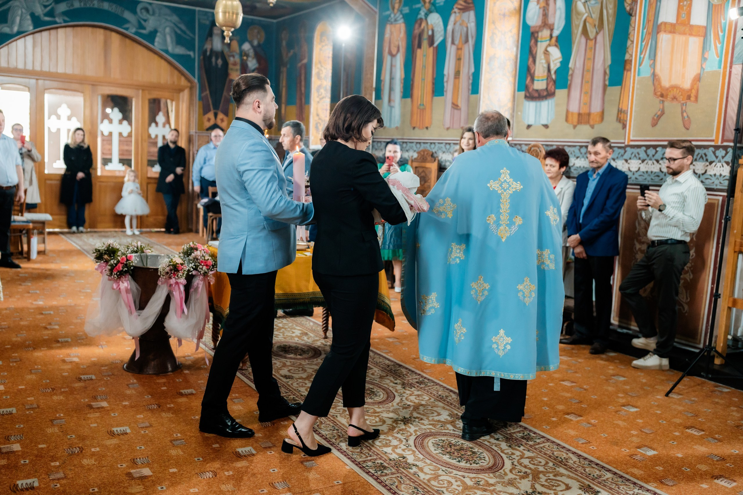 fotograf botez , fotografie botez Botoșani, fotograf Alin Chirilă, amintiri botez, fotografii botez, botez Miruna Parascheva, fotograf copii, fotografie botez în Botoșani-alt="botez , fotografie botez Alin Chirilă, amintiri botez, fotografii emoționante botez Botoșani"-- fotografii-botez-bebelus- amintiri-botez-micuț- moment-sfânt-crestinare- fotografie-emotionanta-botez- detalii-botez-bebelusi- parinti-fericiti-la-botez- fotograf-botez-profesionist- botez-in-biserica-ortodoxa- micuț-botezat-cu-emoție- zâmbete-și-lacrimi-la-botez- bebeluș-la-cristelniță- decor-botez-colorat- botez-cu-dragoste-și-credință- emotie-pura-la-botez- fotograf-botez-botosani- botez-iasi-suceava-fotograf- amintiri-nepretuite-botez-- Preotul ținându-l pe micuțul Mathias Gabriel la botez, în biserica Înălțarea Domnului, Copălău  - Detalii de la botezul lui Mathias – lumânare, trusou și icoană  - Familia lui Mathias Gabriel alături de micuț, în ziua botezului  - Portret emoționant cu mama și bebelușul în brațe, în biserică,fotograf profesionist evenimente Botoșani, Iași, Suceava, Fălticeni, Bacău, Pașcani, Roman - AlinoFotoStudio by Alin Chirilă - servicii foto nuntă, botez, cununie, ședințe foto creative, albume personalizate, fotografii emoționante și calitative pentru cele mai importante momente din viață,fotograf nuntă Botoșani Alin Chirilă,  ședință foto botez Iași - AlinoFotoStudio,  servicii fotograf profesionist evenimente Suceava,  fotograf cununie civilă Fălticeni - Alin Chirilă,  album foto nuntă personalizat Bacău.“Bebeluș botezat în biserică, ținut în brațe de nași”	•	“Detaliu cu lumânarea de botez decorată cu flori albe”	•	“Părinți emoționați alături de copilul lor la ceremonia de botez”	•	“Masa festivă de botez cu decor tematic și tort personalizat”	•	“Momentul în care preotul toarnă apă sfințită pe fruntea bebelușului”	“Bebeluș în rochie albă de botez, zâmbind în brațele mamei”	•	“Detaliu cu cruciulița de botez așezată pe o pernă de satin”	•	“Părinți și nași aprinzând lumânările în timpul ceremoniei de botez”	•	“Tort de botez decorat cu figurine tematice și numele copilului”	•	“Copil botezat dormind liniștit în pătuțul decorat festiv”	•	“Momentul în care preotul binecuvântează copilul în fața altarului”	•	“Invitați adunându-se în jurul mesei festive la petrecerea de botez”	•	“Bebeluș ținând în mână o jucărie personalizată primită la botez”	•	“Familie fericită pozând împreună după ceremonia de botez”	•	“Decor tematic cu baloane și flori la locația petrecerii de botez” fotograf Botoșani fotograf evenimente fotograf botez Alin Chirila fotograf alinofotostudio.fotograf botez Amelis Maria, fotografie botez Botoșani, fotograf Alin Chirilă, amintiri botez, fotografii botez, botez Amelis Maria, fotograf copii, fotografie botez în Botoșani,