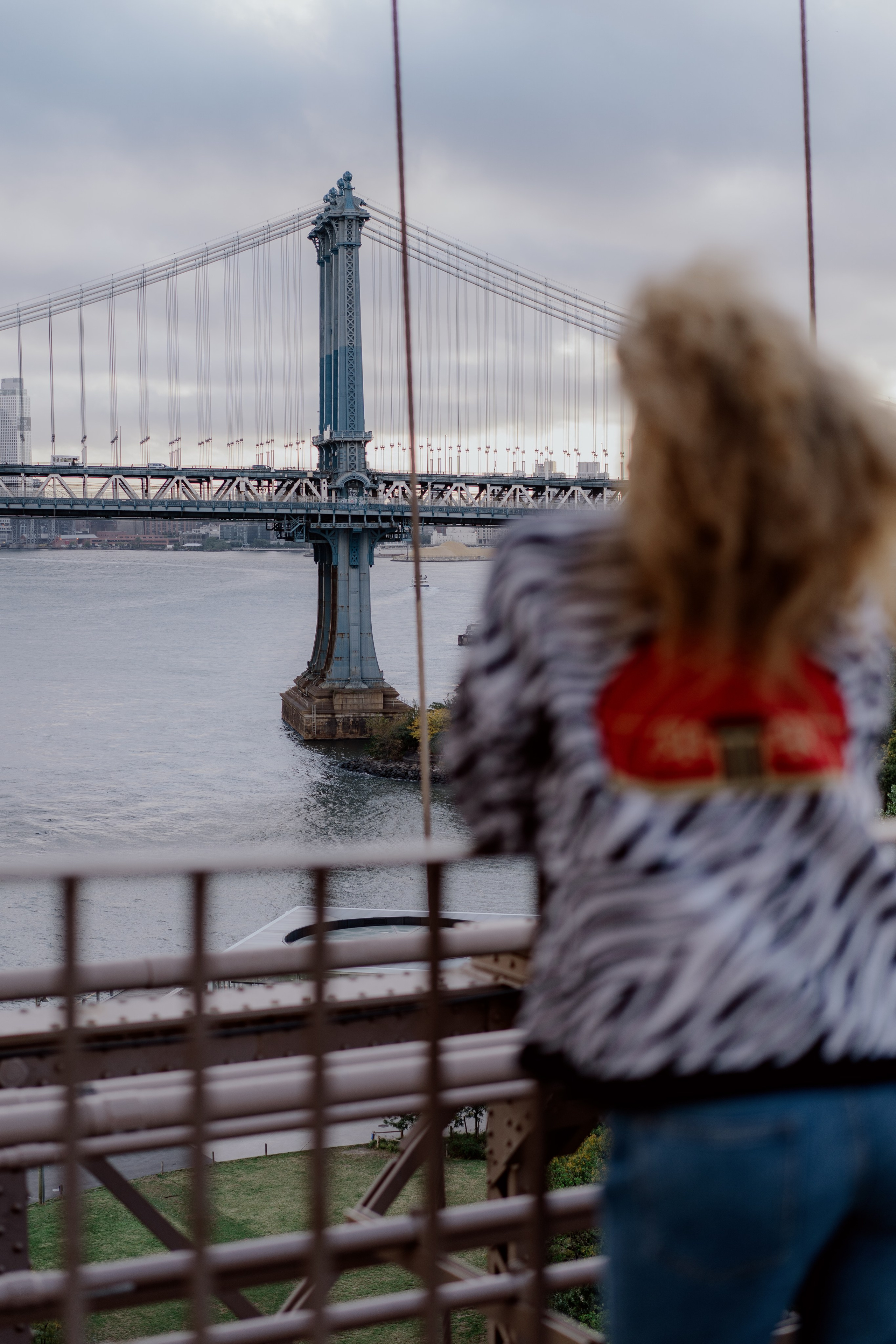 Brooklyn bridge at sunrise. Videographer and photographer in New York // MAKAROV.VIDEO
