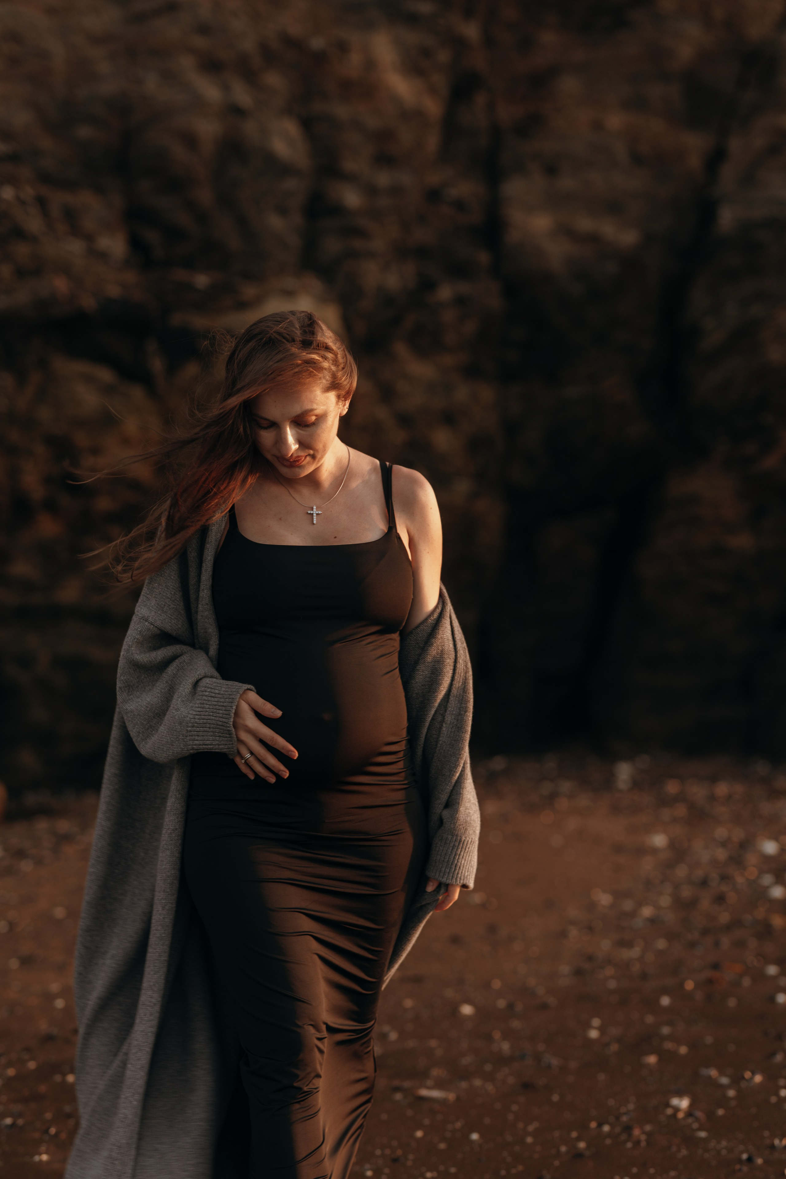 Sunset maternity photoshoot. Annah Louwagie — Lifestyle photographer for couples, families & brands | France & worldwide