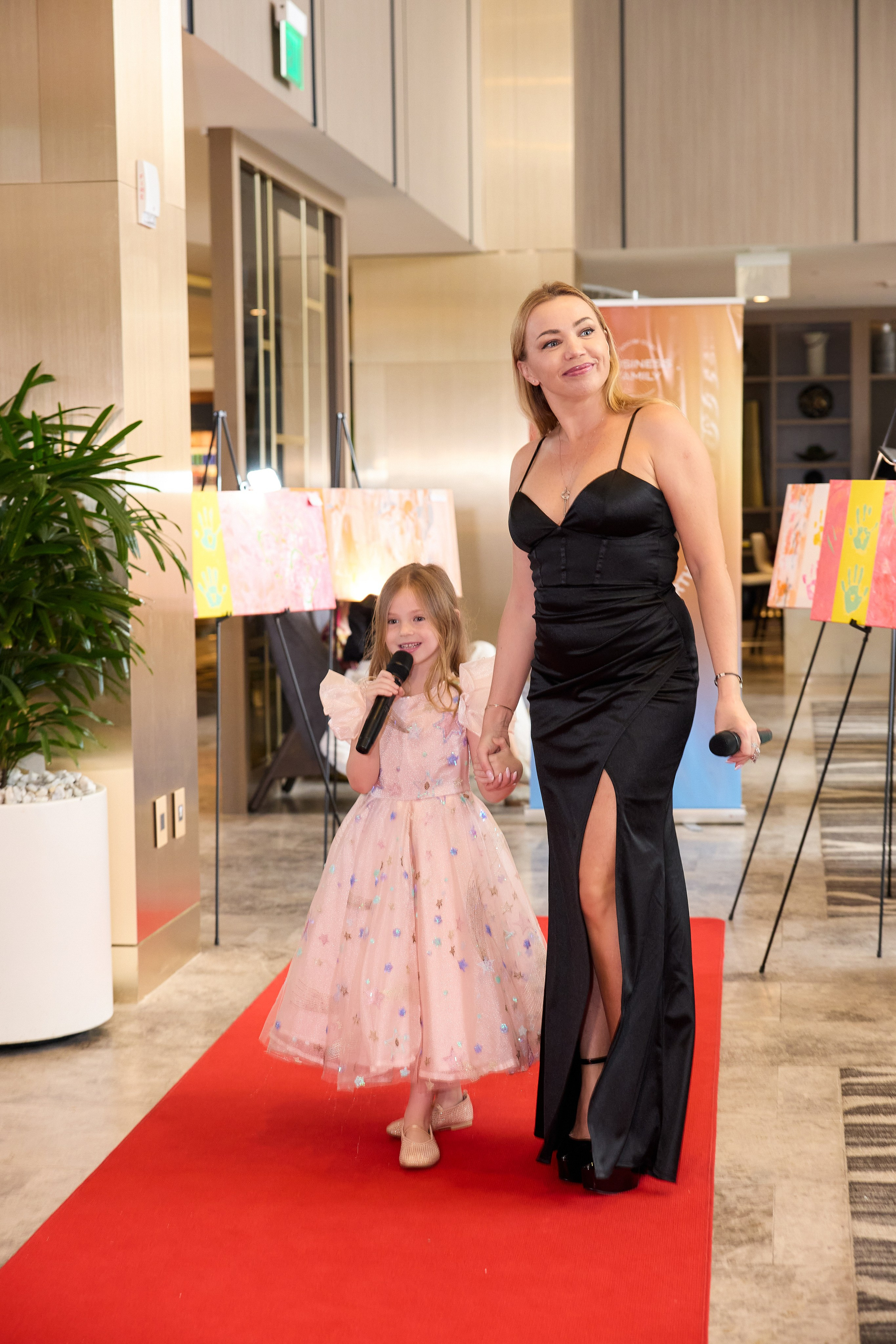 Авторская благотворительная художественная выставка Дианы Бортник. Фотограф Юлия Маковеева