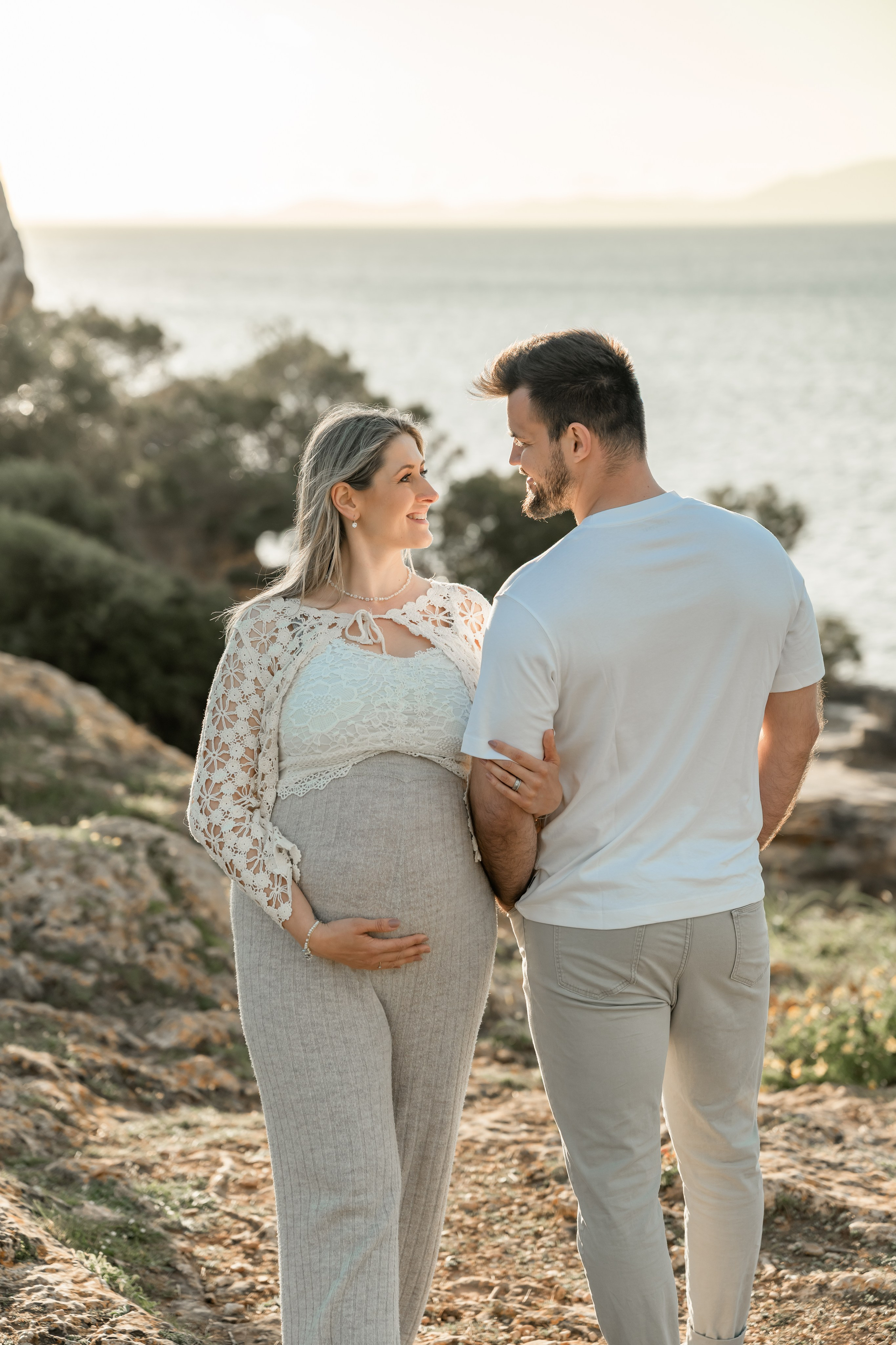 Schwangerschaftsshooting am Meer. Deine Fotografin auf Mallorca für Familien und Business