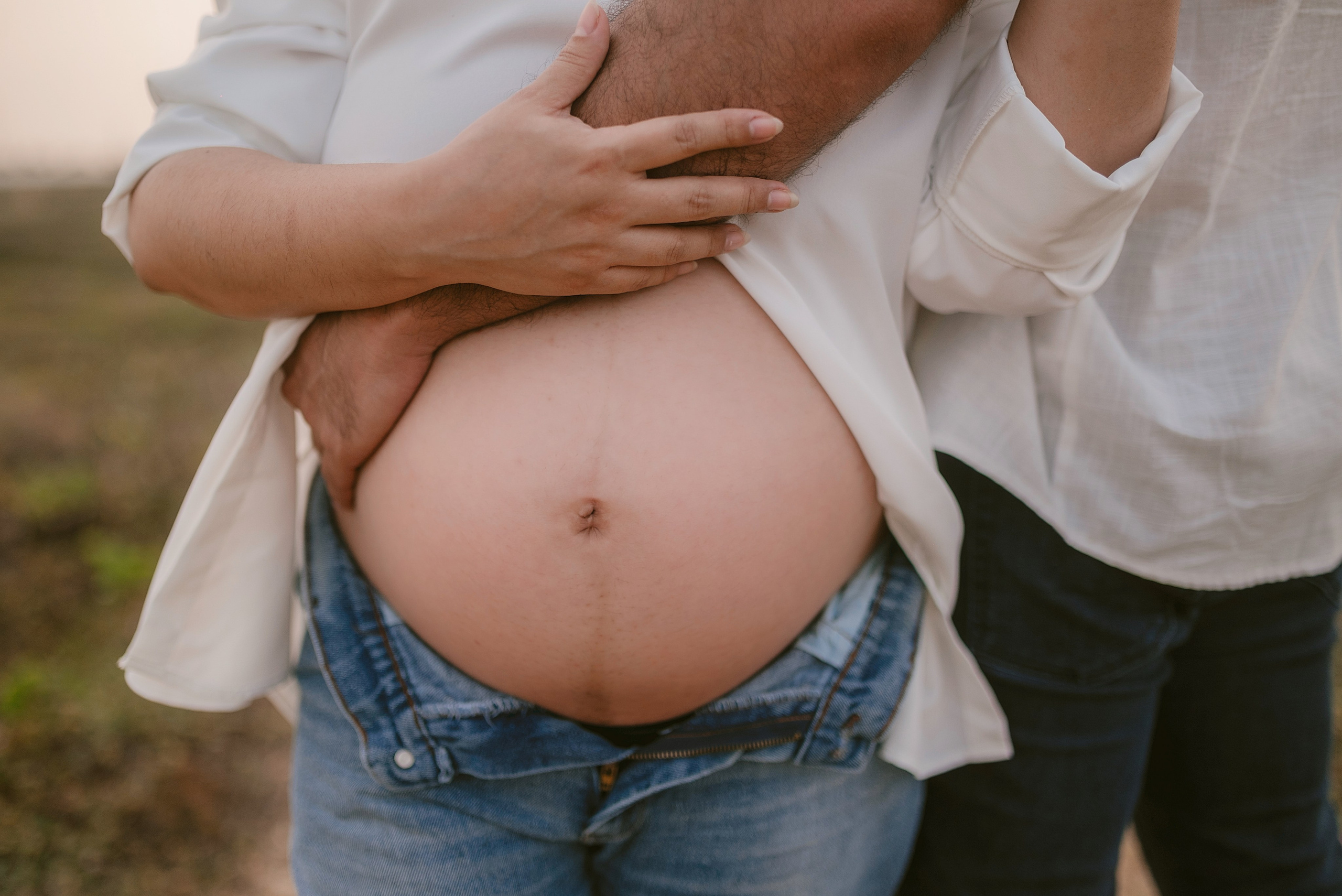  Sesión embarazo Carlos RaGo Fotografía Detalle de panza de embarazada en sesión fotográfica