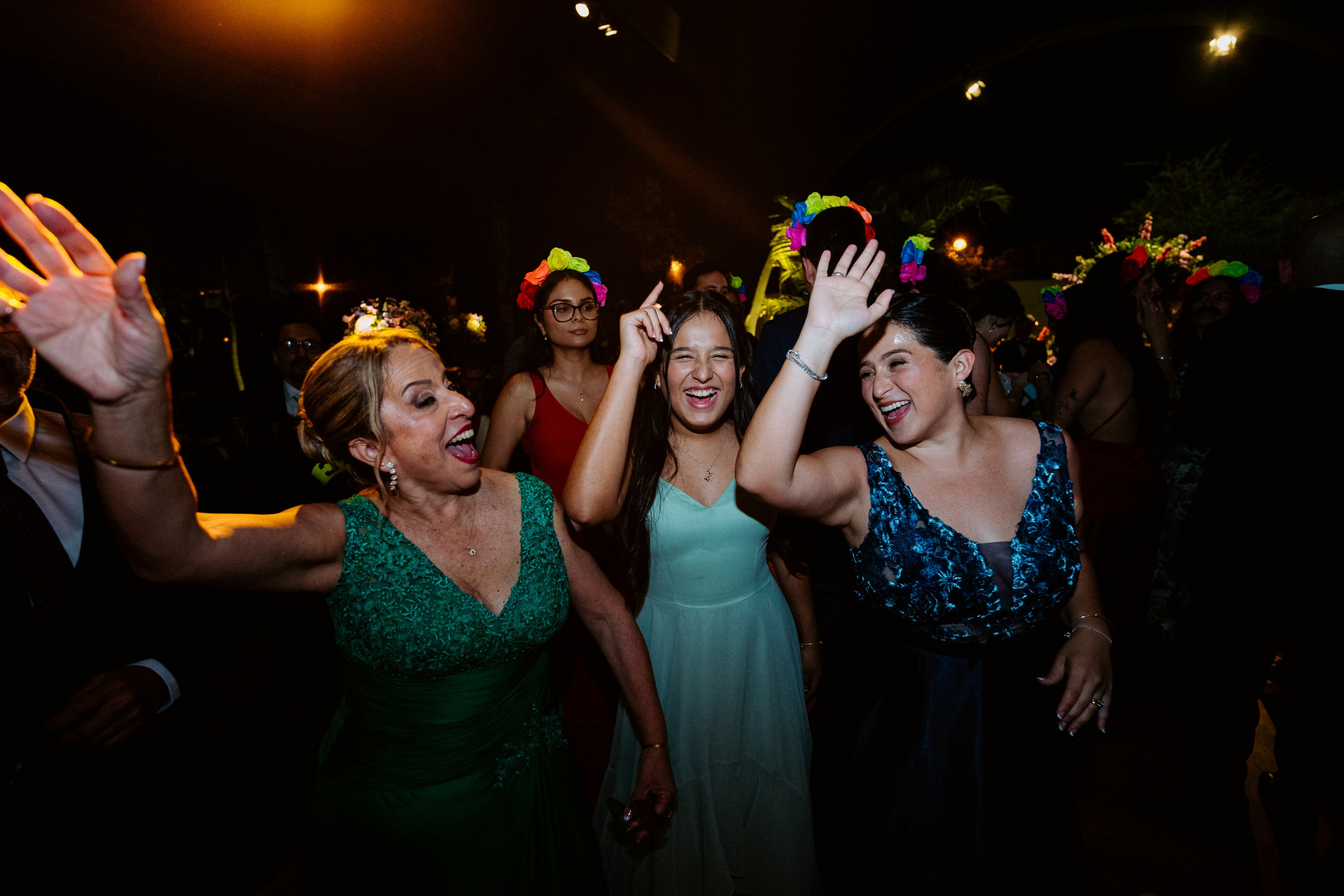 Un vistazo a la fiesta. Fotógrafo de Bodas en Lima | Ronhy Altamirano. Fotografía narrativa y cinematográfica para bodas, quinceañeras y eventos exclusivos