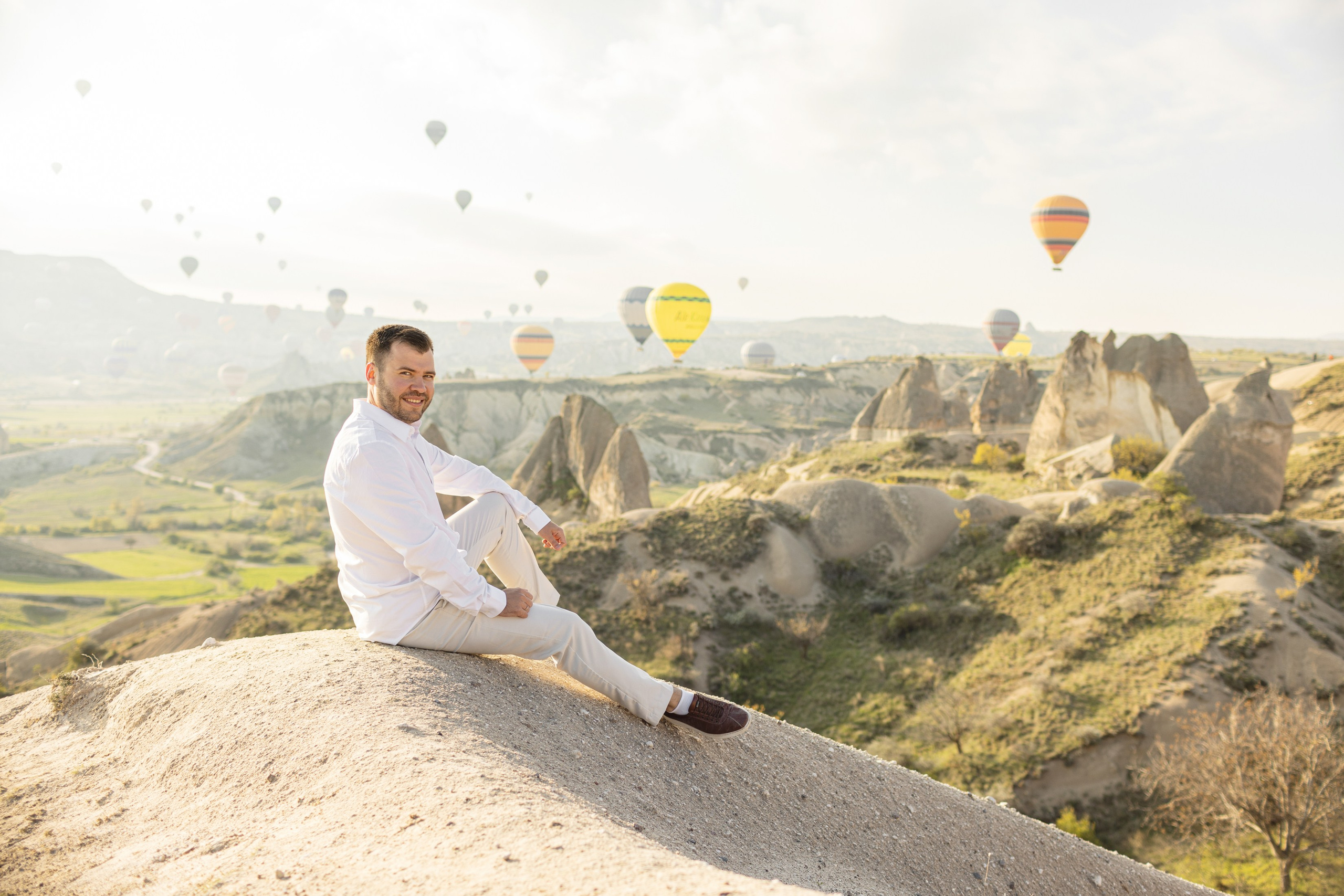 Elegant Wedding Photoshoot with a Flowing Dress and Balloons in Cappadocia. Julia Ganch I Fashion Wedding Photography I Cappadocia Turkey