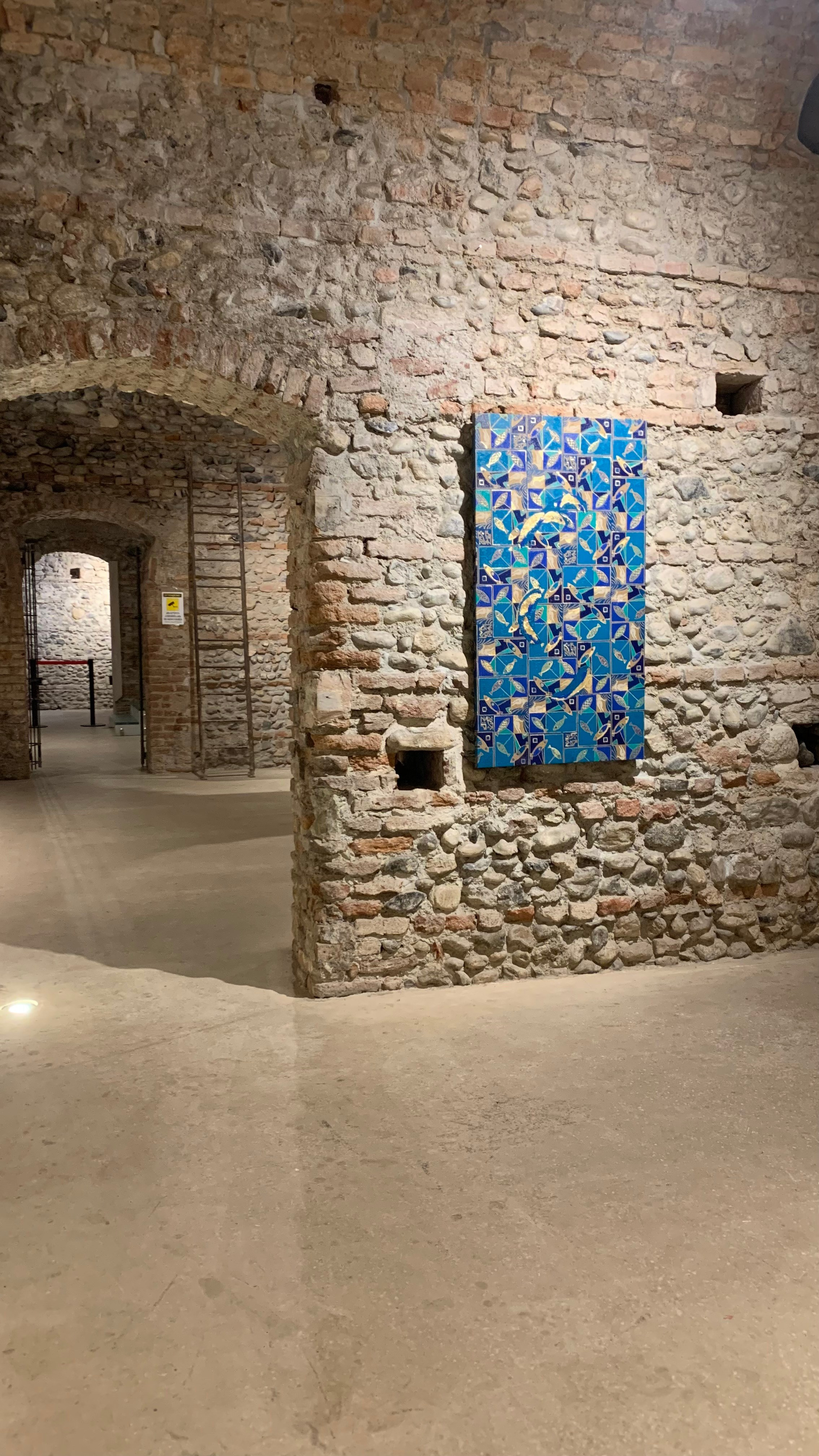 «Fish O ‘Clock» Tecnica mista, stampa su tela, ricamo su tela, olio su tela 70×130 cm. Nadia Kuprina. Artist