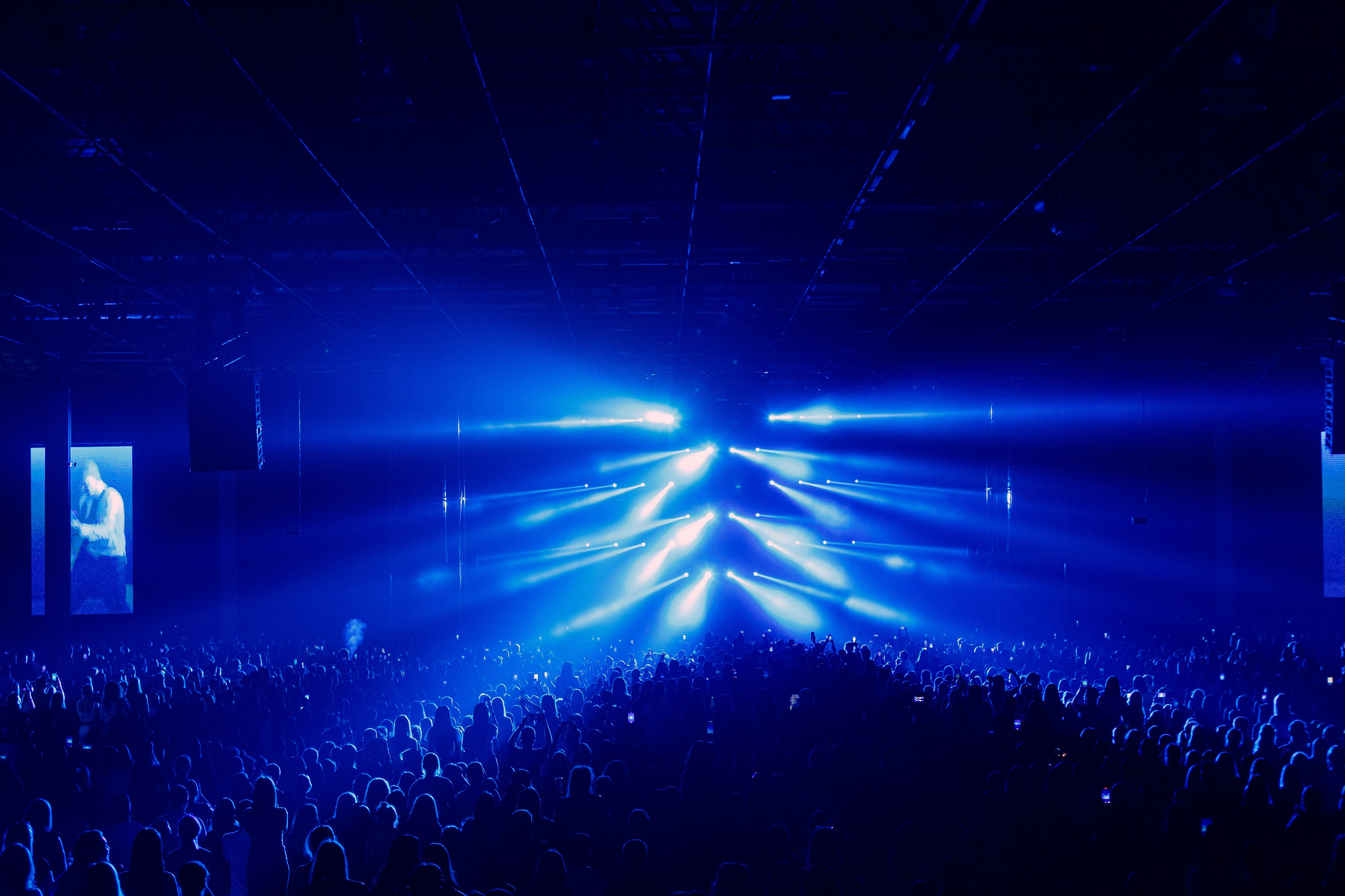 Fotos de una celebridad en un concierto. Fotógrafo de retrato, familia y reportajes en Valencia | España | Europa Vitalii Lumier