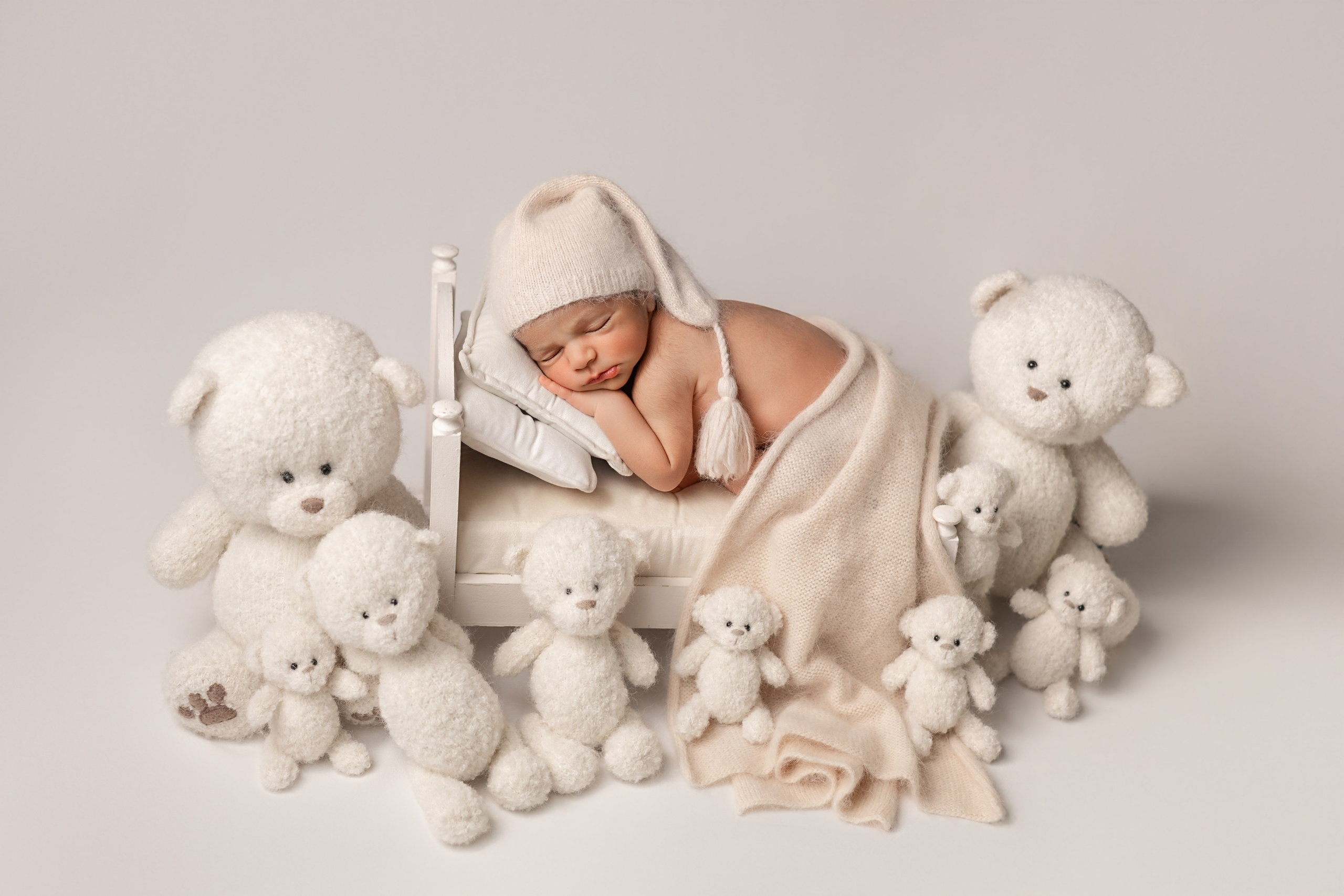 Newborn Classic. Mary Newborn Photo