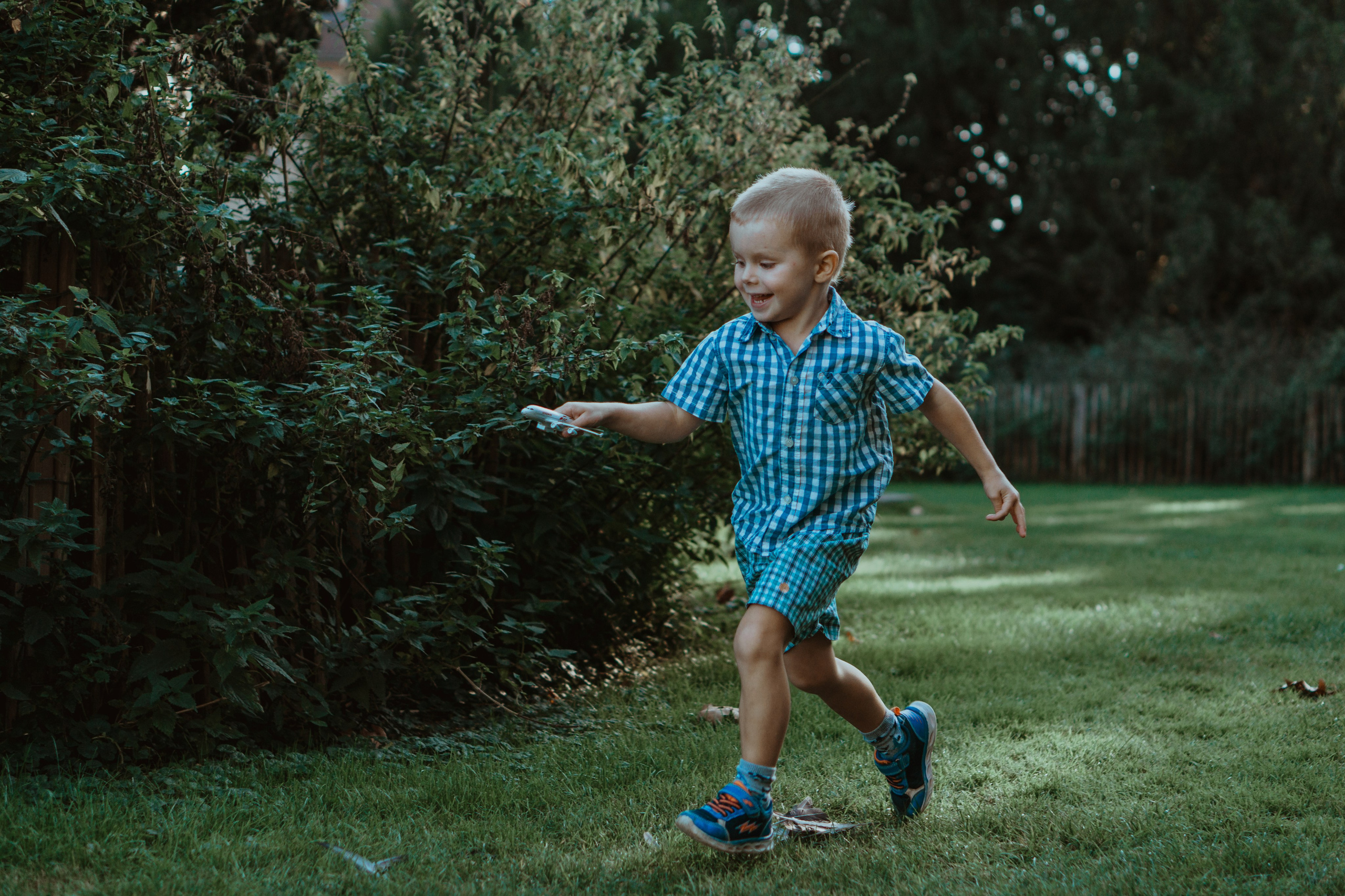 Little Kolya know how to have fun ;). Family photographer Aargau Zurich