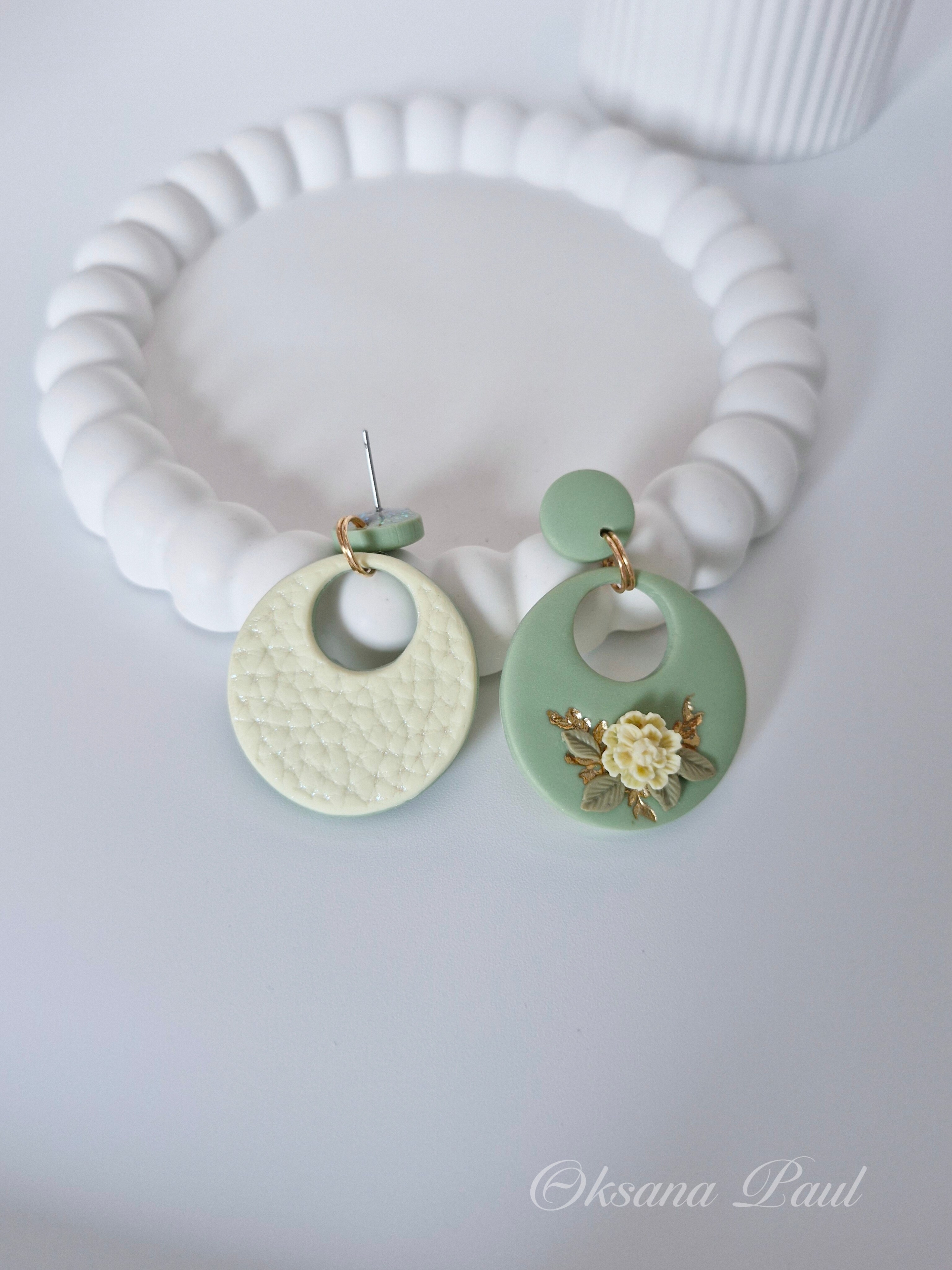 Украшения ручной лепки из полимерной глины с покрытием смолой: серьги, миниатюрные броши и арт-объекты с глянцевым блеском. Уникальные украшения Oksana Paul создаются вручную, с эффектом стеклянной поверхности, объёмными деталями и художественной подачей. Полимерная глина, смола, 3D-лепка, украшения из полимерной глины, серьги ручной работы, аксессуары ручной работы. Handgemachter Schmuck aus Polymer Clay mit Harzüberzug: Ohrringe, Miniaturbroschen und glänzende Kunstobjekte mit 3D-Effekt. Einzigartiger Schmuck von Oksana Paul – handgefertigt, mit gläserner Oberfläche, feinen Details und künstlerischem Ausdruck. Polymer Clay Schmuck, Harz Finish, handgemachte Ohrringe, Schmuckdesign, Kunstschmuck.