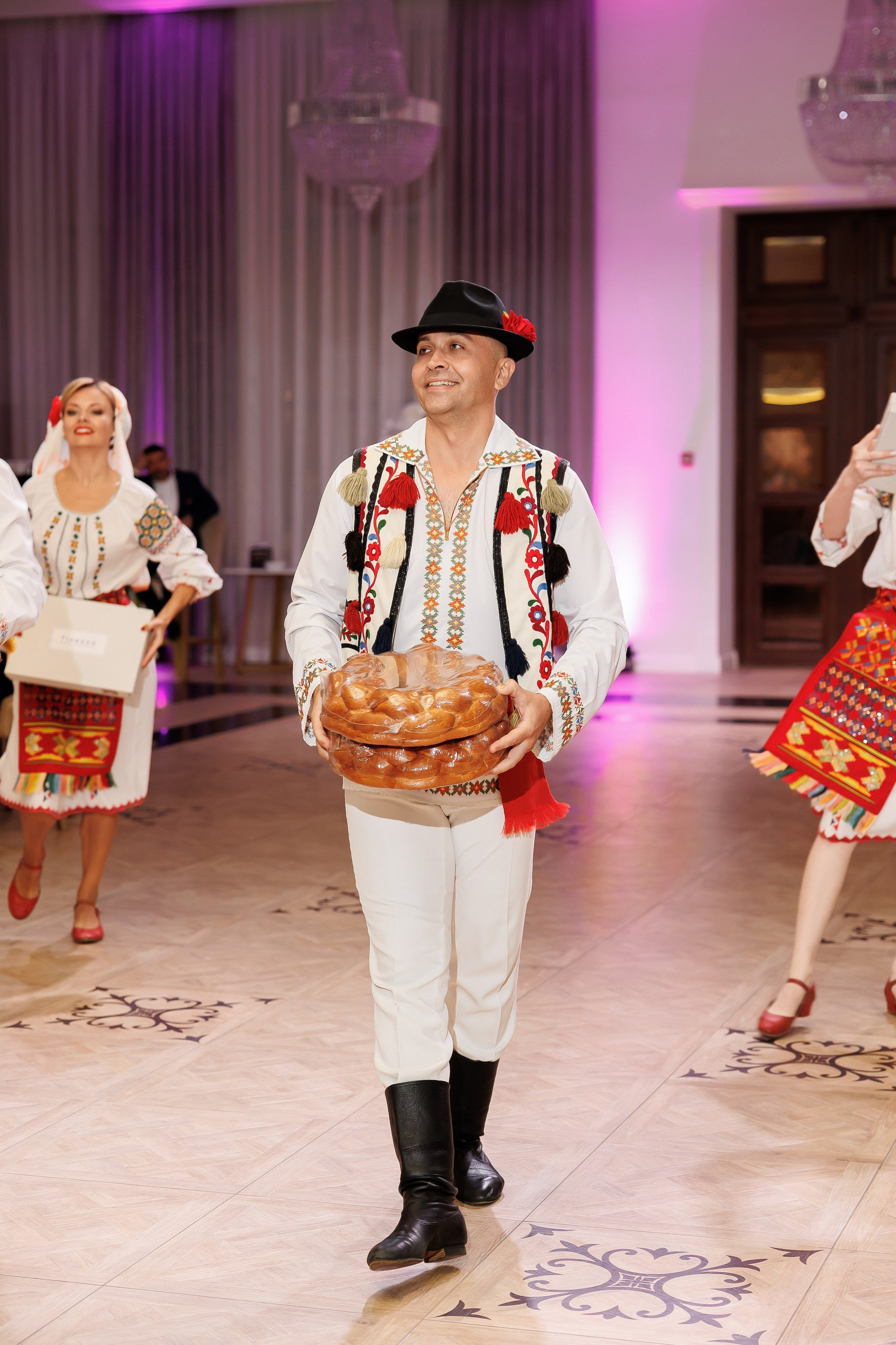 Eugen & Livia — Grand Elysee — Wedding Day. Servicii Foto și Video 067188353