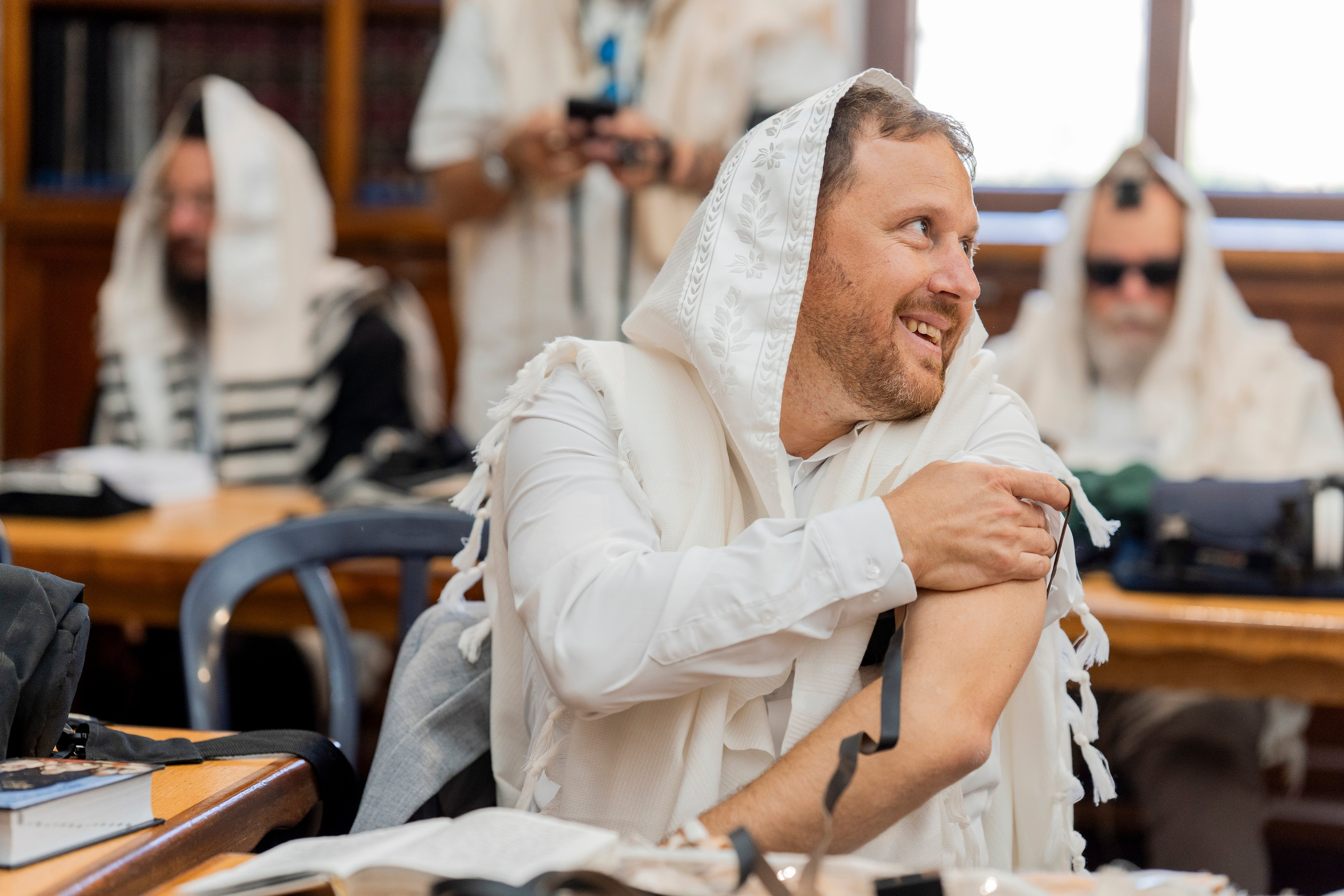 הנחת התפילין רפאל לוי. יוסף מזרחי צילום חתונה, ברית וזוגיות. צלם מקצועי שאוהב להוציא אתכם הכי יפים ברגעים הכי מרגשים