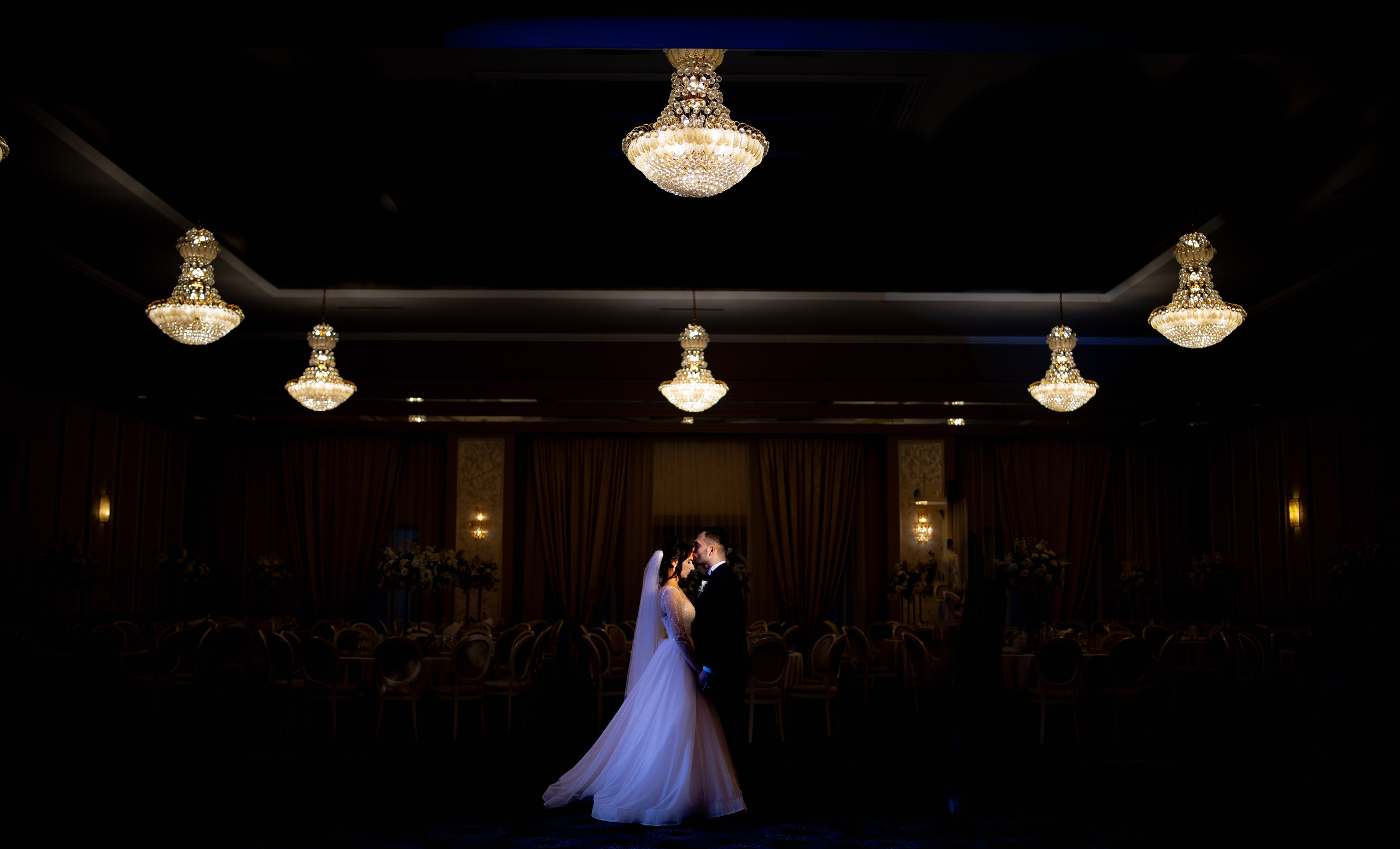 Portret romantic al mirilor tinandu-se in brate – fotografie de nunta Codux