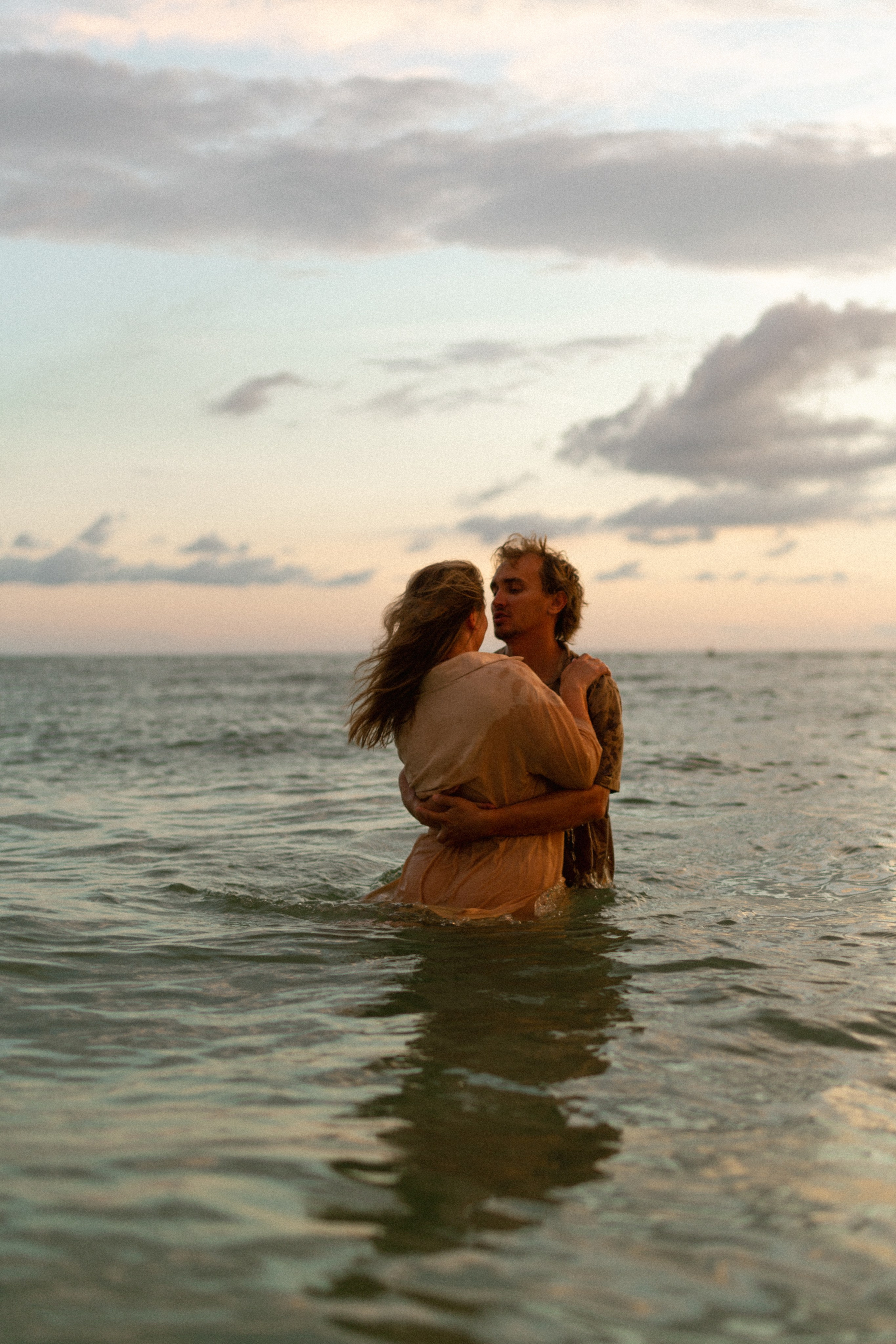 Olya & Misha. Ocean. Photographer Vladmir Gladkov