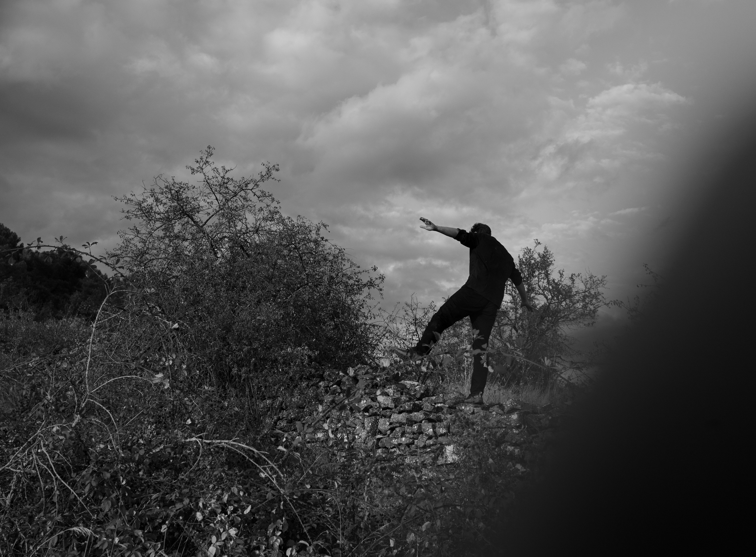 Portrait du portfolio d’un acteur Avignon Provence France. Histoires d’amour, séances photos de famille et de mariage en France