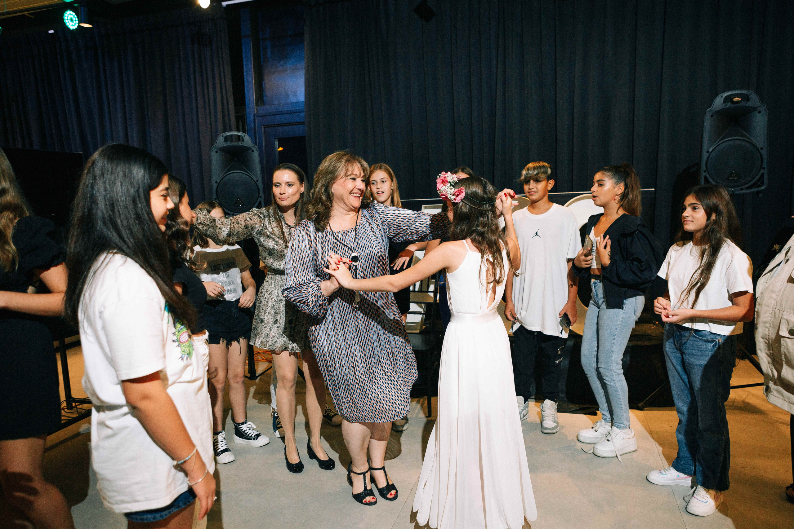 PARTY WITH FRIENDS. Https://shi-photo.com/