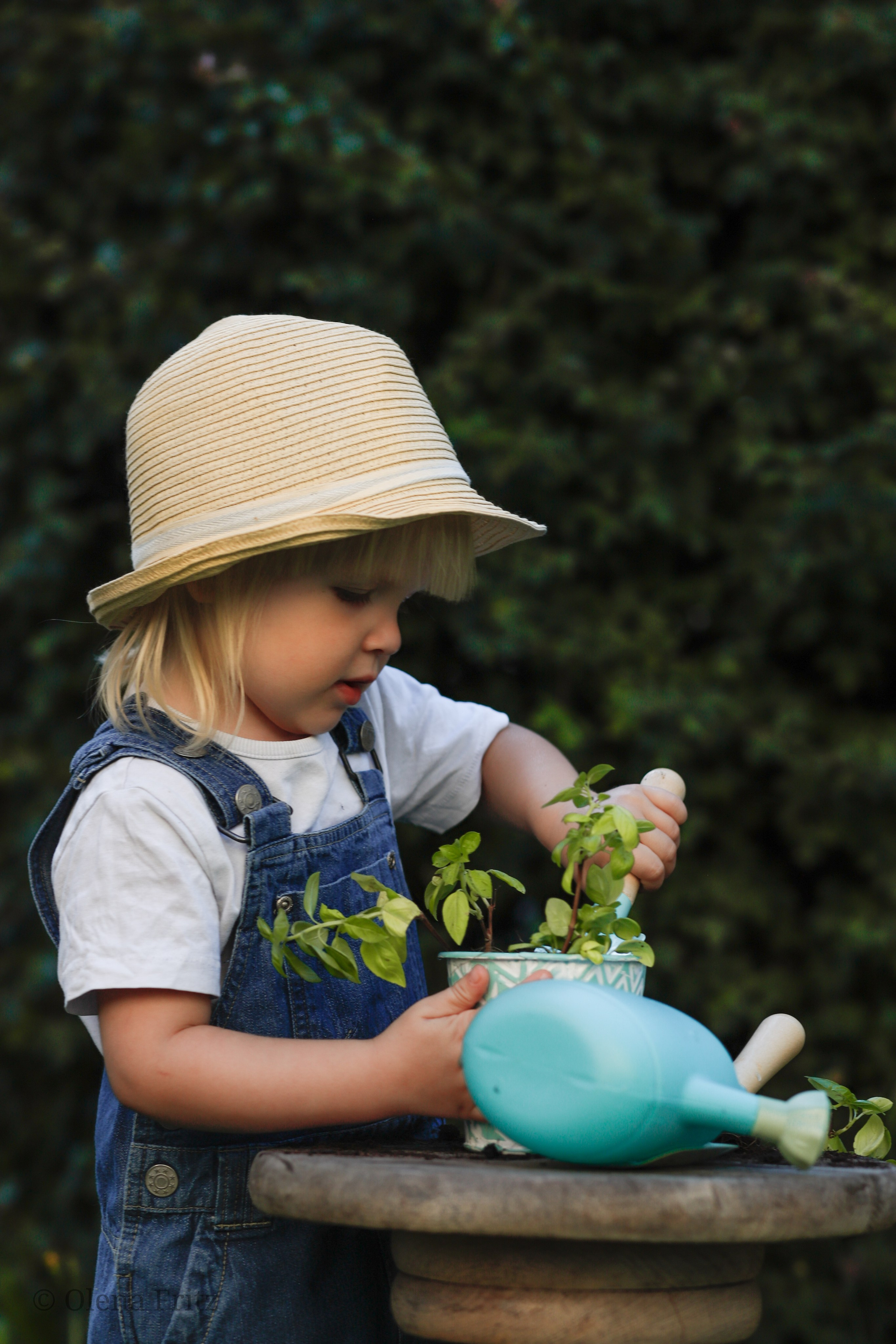 Mädchen im Garten. Olena Fritz Fotografie