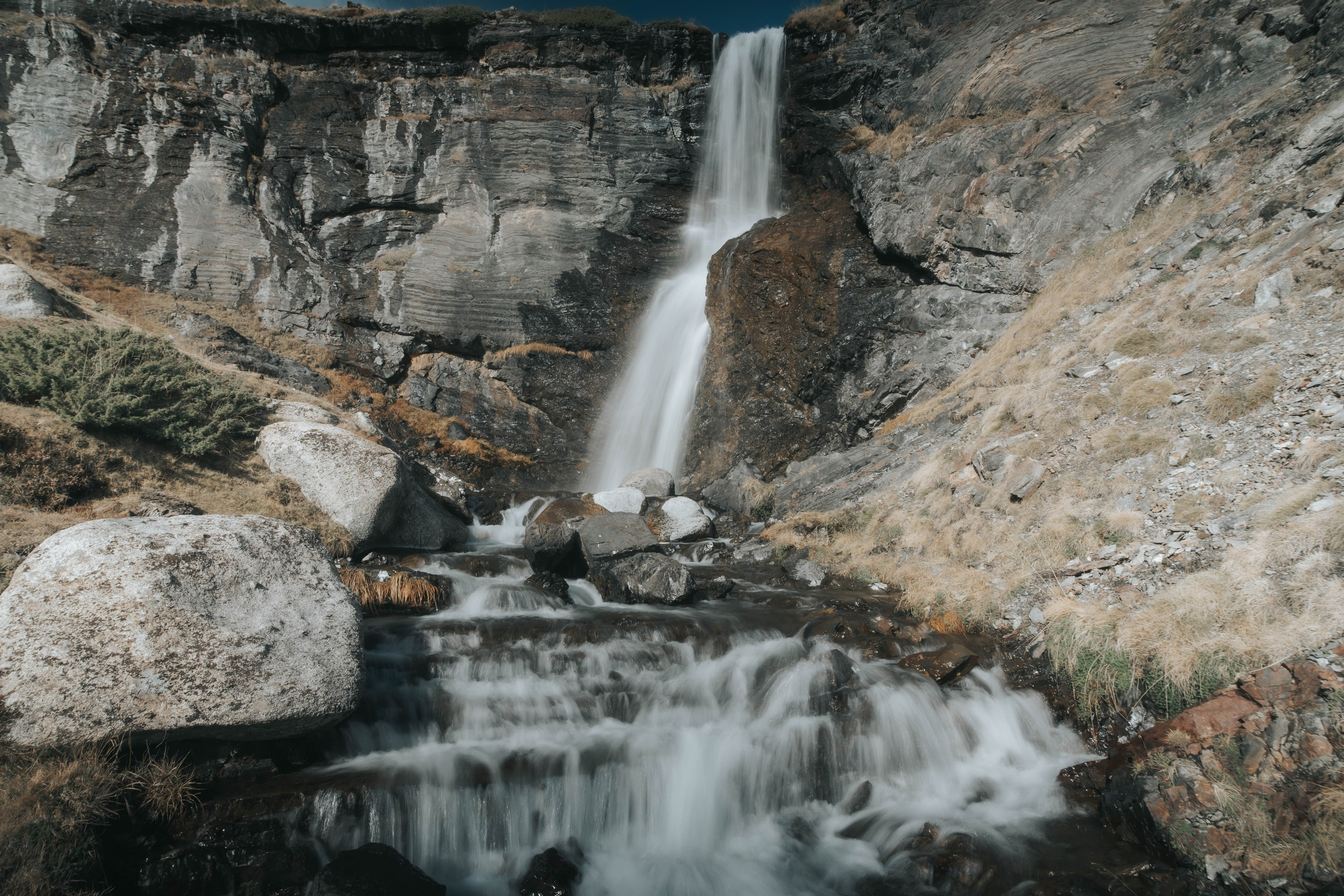 Salto de agua Mainera, Estación de esquí abandonada, Llesui. Alba del Norte Studio