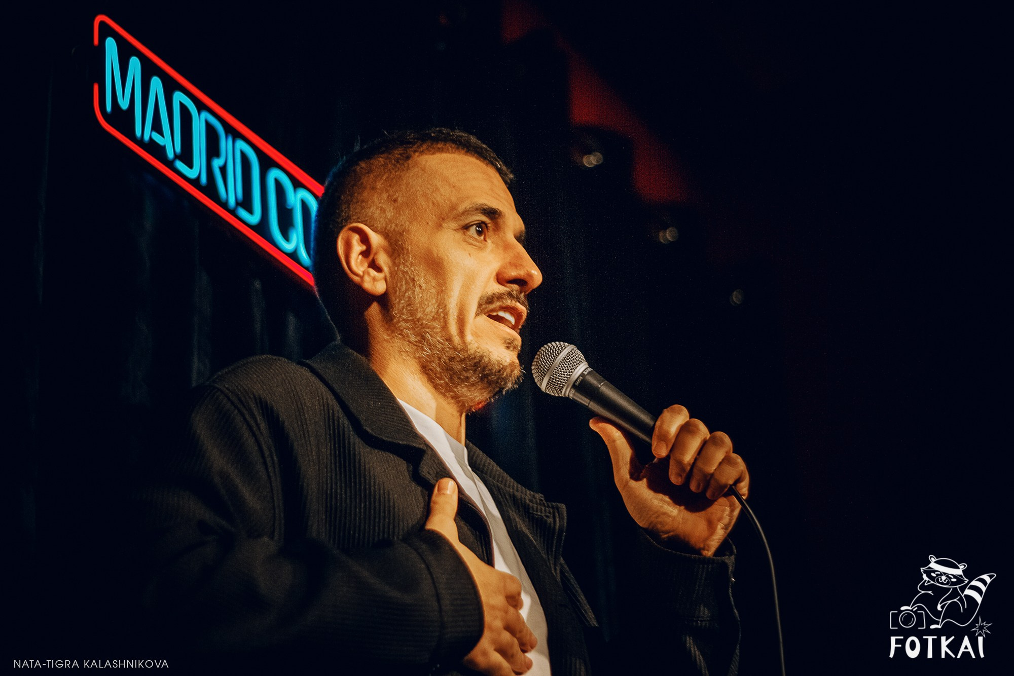 Eduard Matsaberidze en Madrid 14 de febrero 2026 — fotos del show de stand-up | FOTKAI