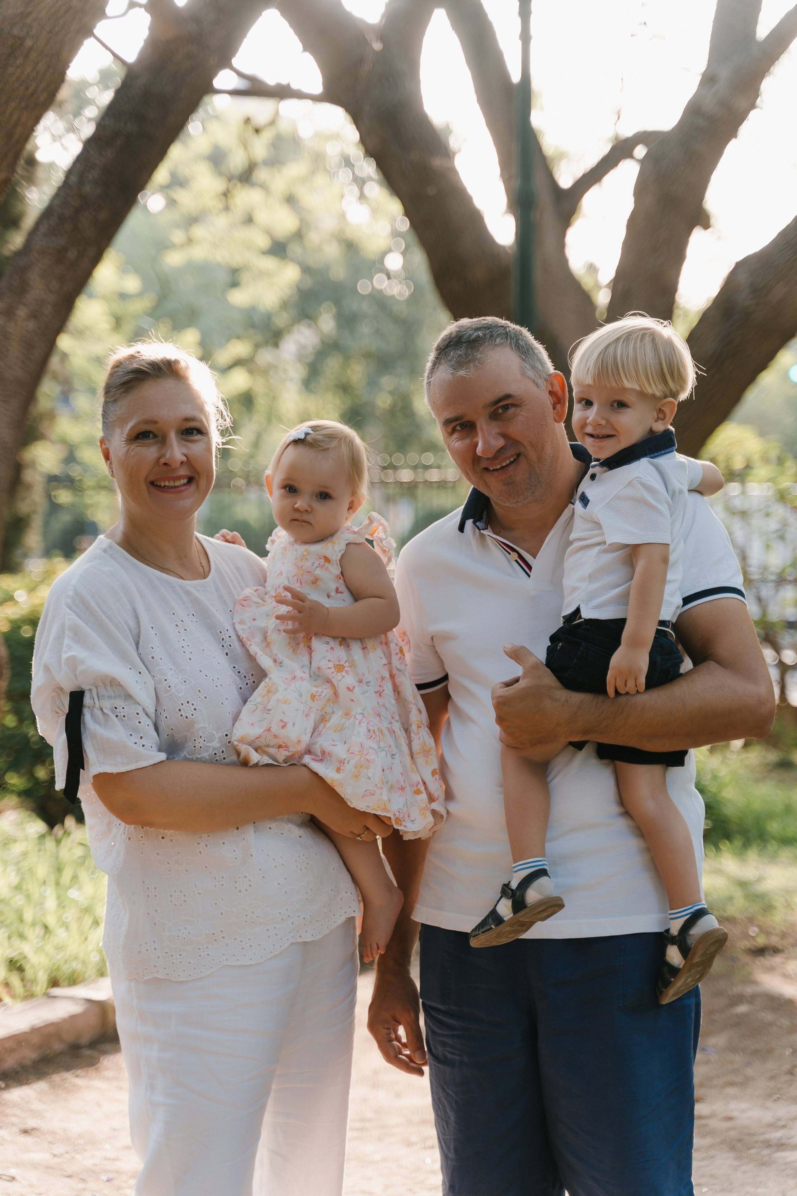 Anna, Pavel, Misha y Sofia. Fotógrafa de bodas y familias en España, Valencia: Nadia ProFoto
