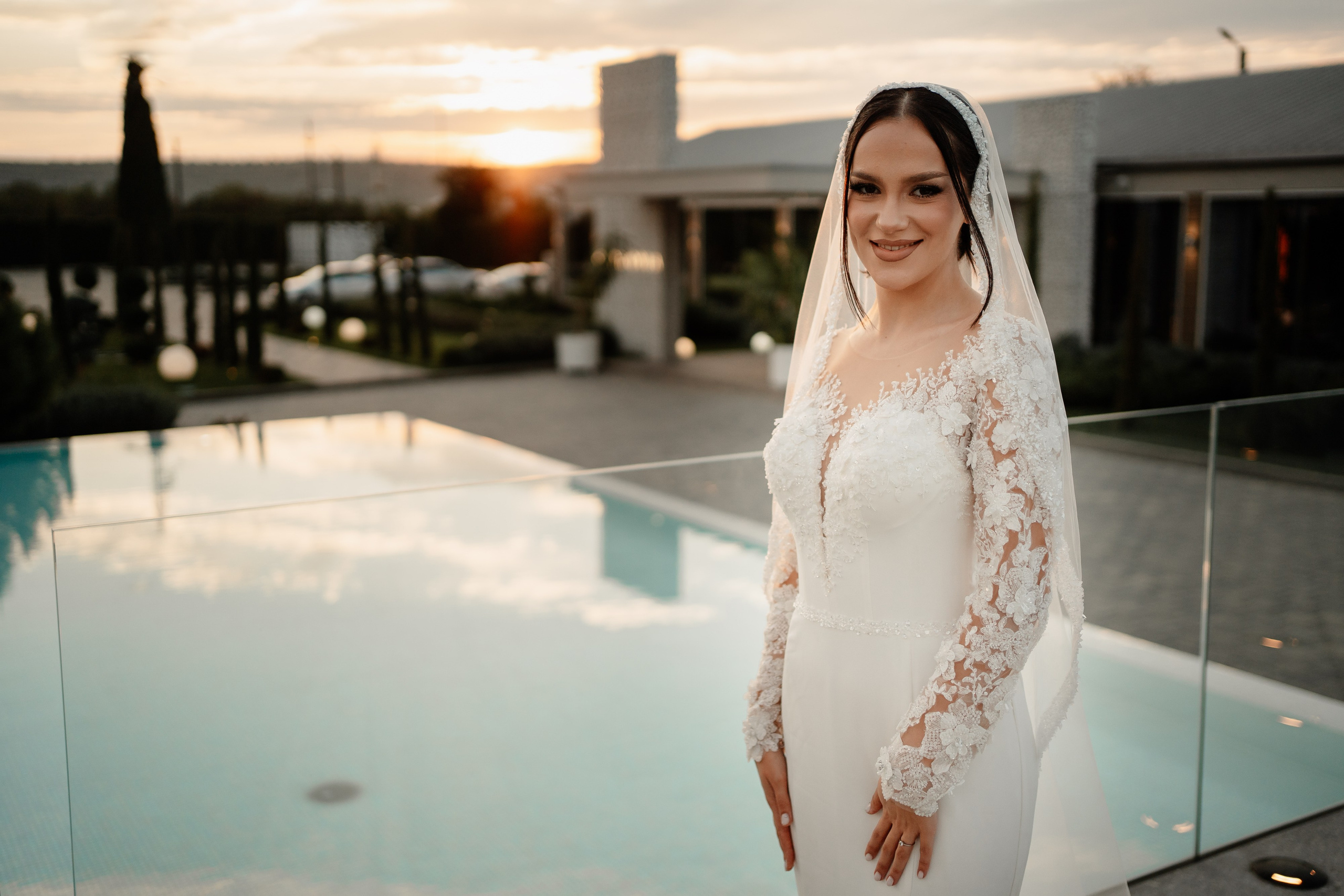 Moment emoționant între miri în ziua nunții, surprins într-un cadru natural și romantic, la Reina Events. Fotografie de nuntă profesională, editată artistic pentru a evidenția emoția și eleganța evenimentului.