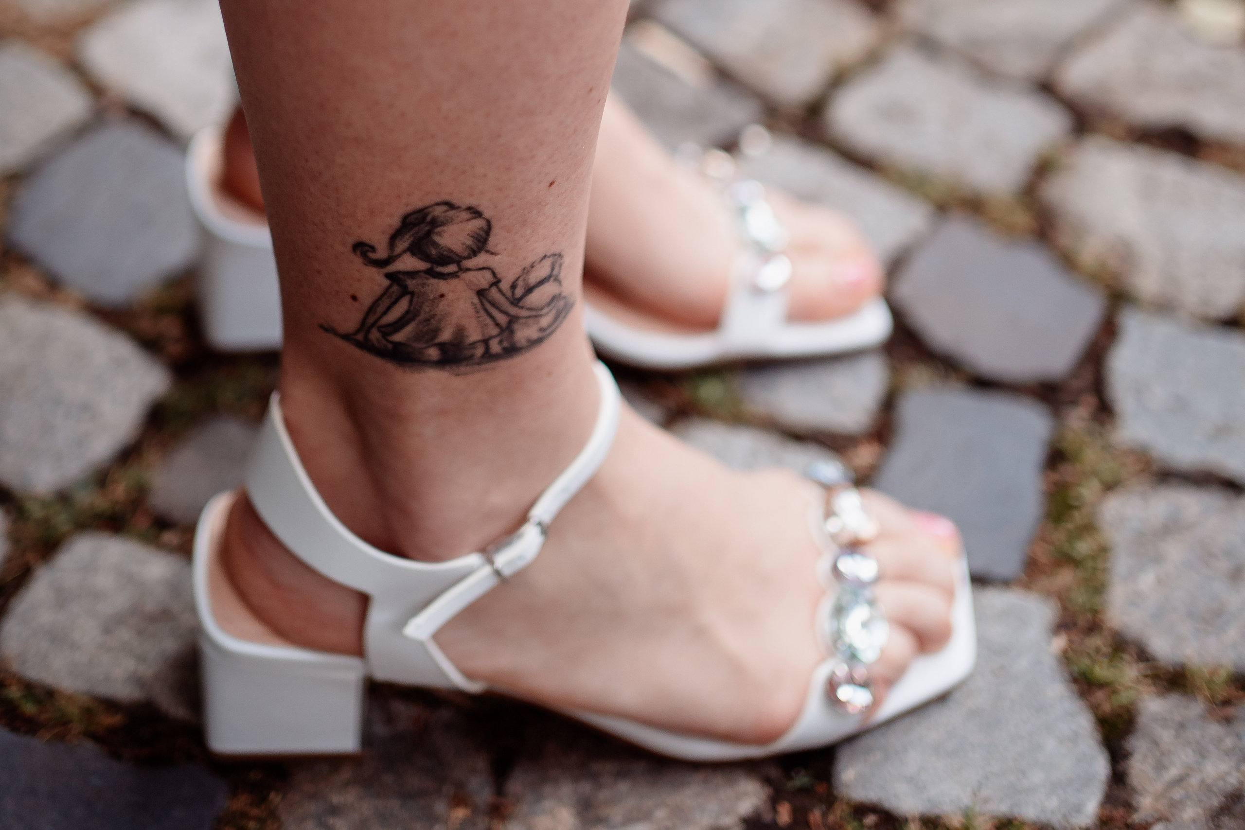 Miri fericiți în fața oficiului stării civile din Bucuresti, Sector 3, celebrând începutul unei noi vieți împreună. Fotografie de cununie civilă, capturând naturalețea și bucuria momentului special.