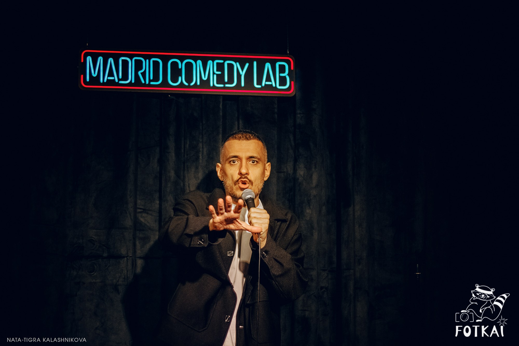 Eduard Matsaberidze en Madrid 14 de febrero 2026 — fotos del show de stand-up | FOTKAI