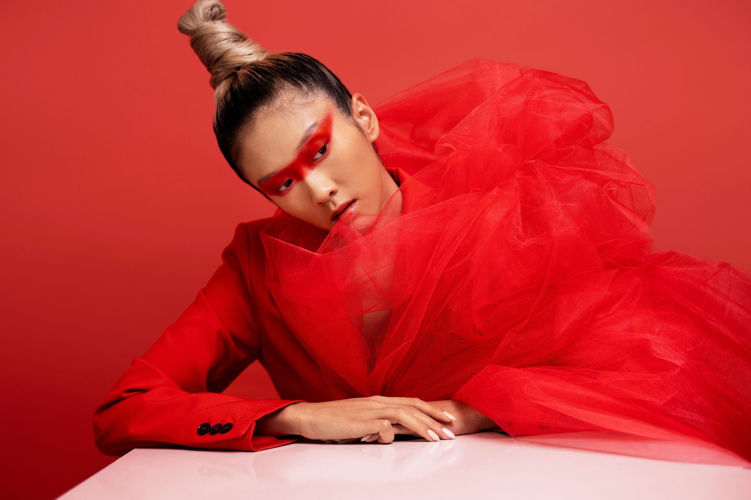 Artistic portrait session “Red Mood”. Alice Bell — Wedding photographer in New York