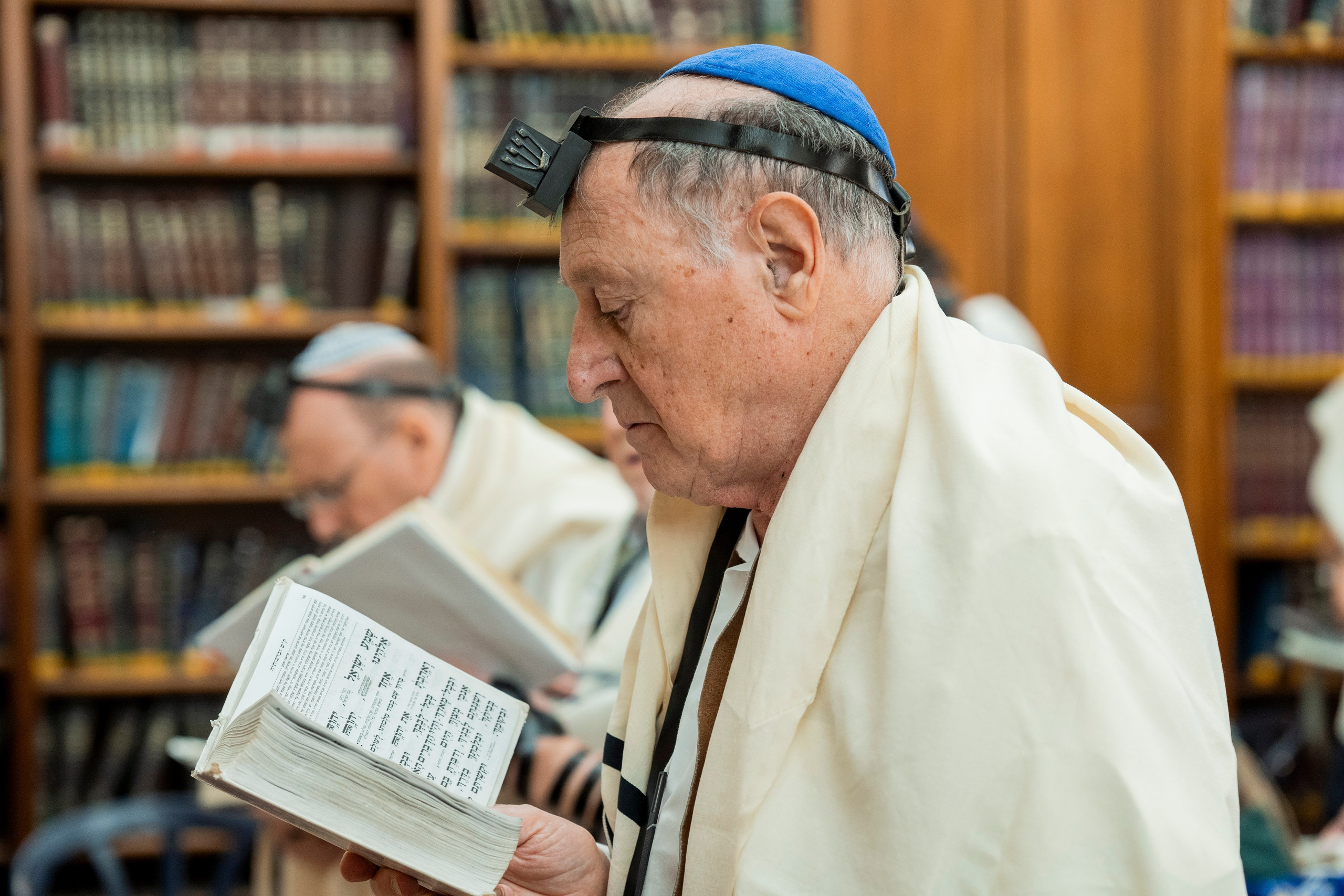 הנחת התפילין רפאל לוי. יוסף מזרחי צילום חתונה, ברית וזוגיות. צלם מקצועי שאוהב להוציא אתכם הכי יפים ברגעים הכי מרגשים