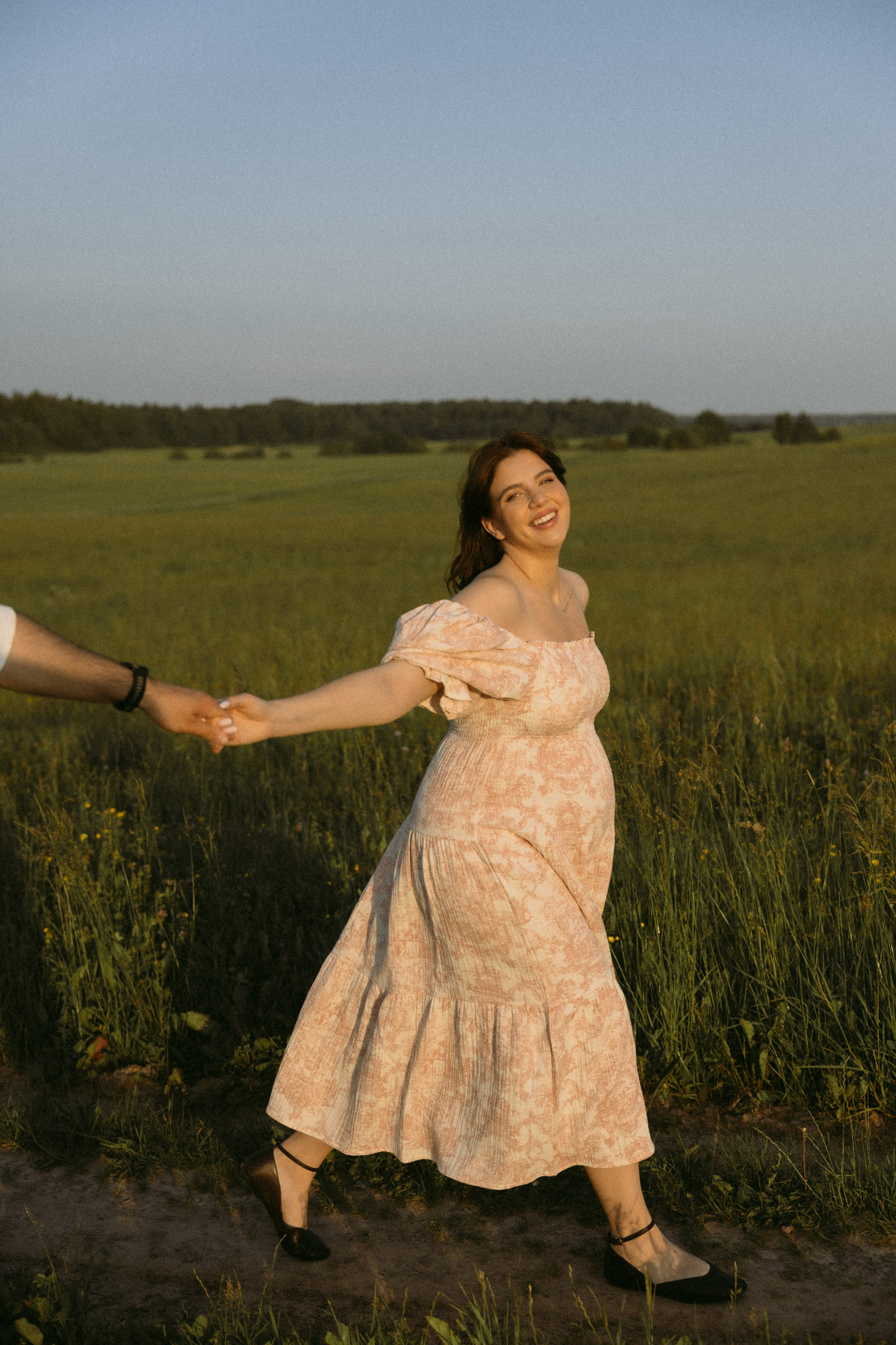 Lera & Maksim | laukimo fotosesija pievoje saulei besileidžiant. Vestuvių ir šeimų fotografė Lena Bondarenko / belove photo