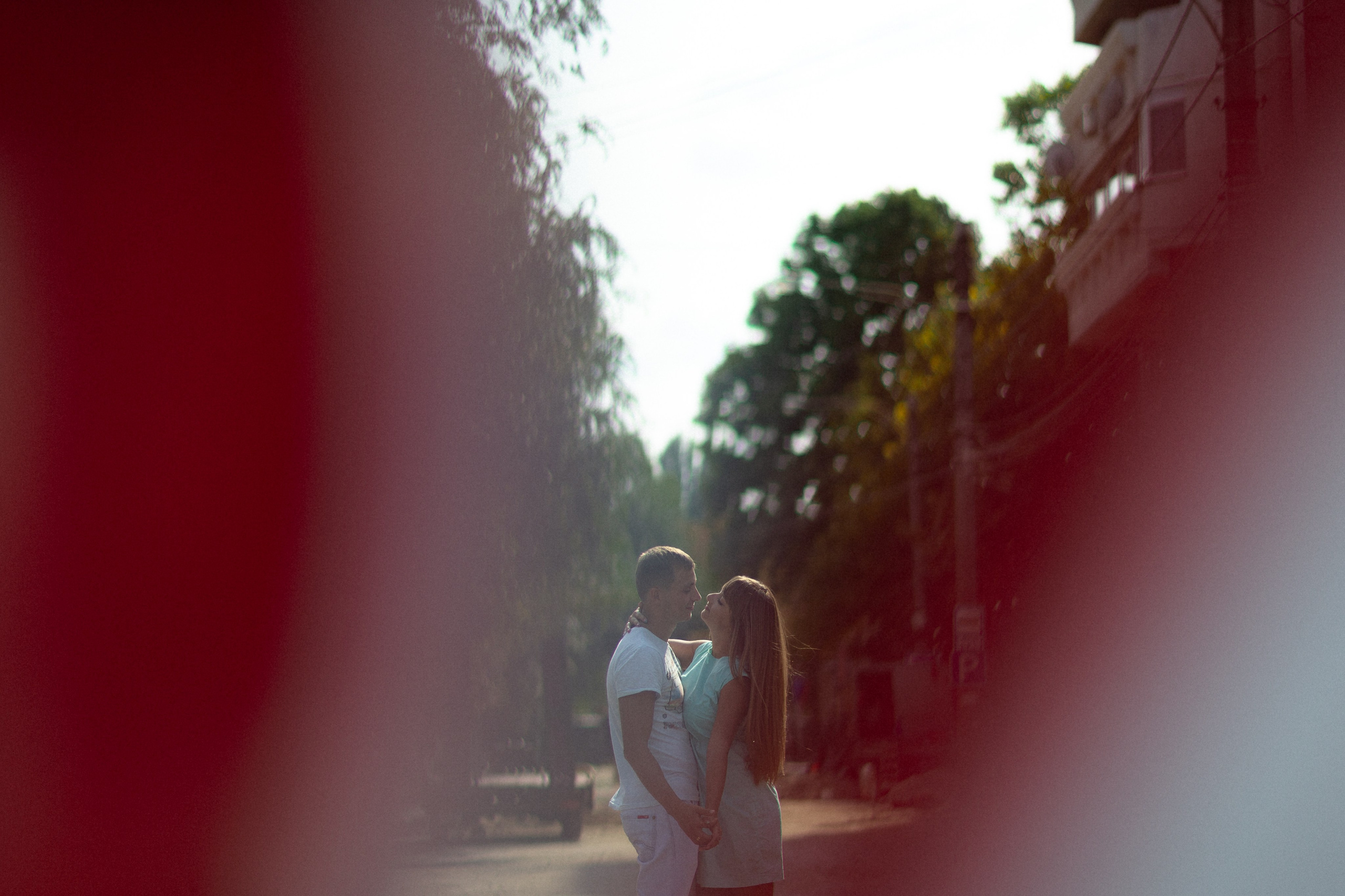 влюбленная парочка в объятиях смотрят друг на друга нежность прогулка 