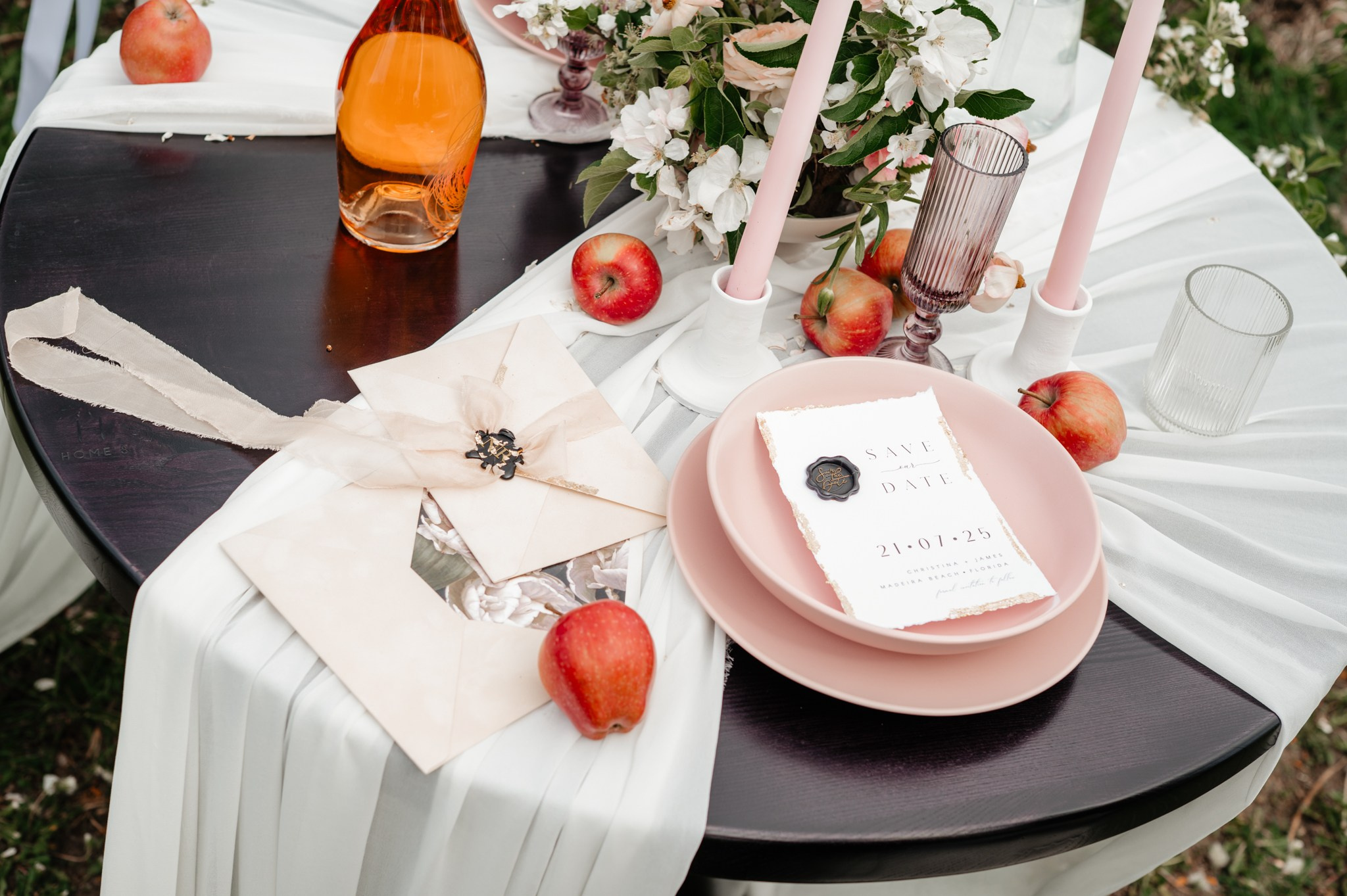 Ședință foto in livada înflorită , cuplu , îndrăgostiți, ședință foto save the date. Alexandra Hanu Photographer