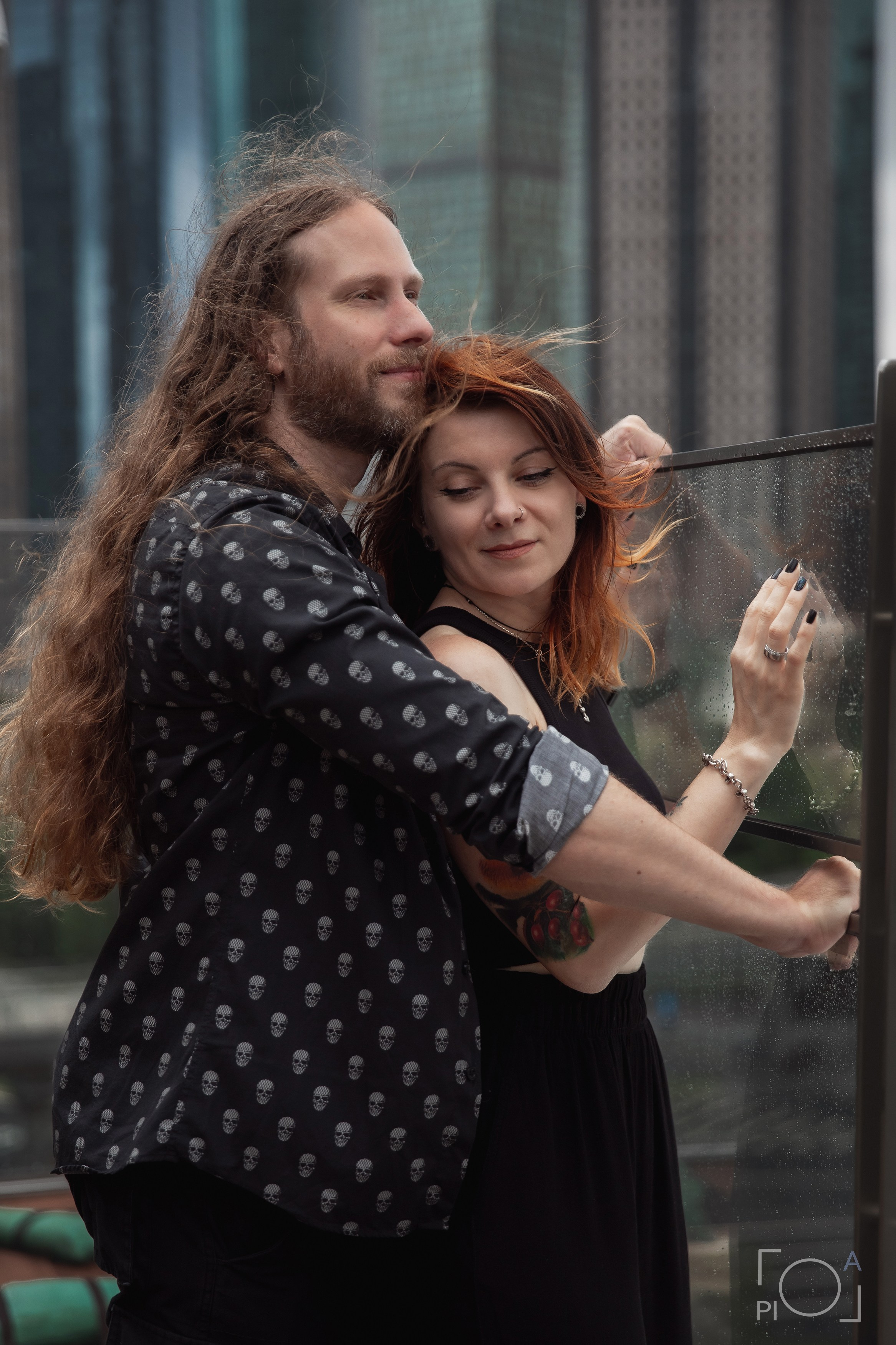 Влюбленная пара - мужчина и женщина. Шанхай, дождлива погода, ветер