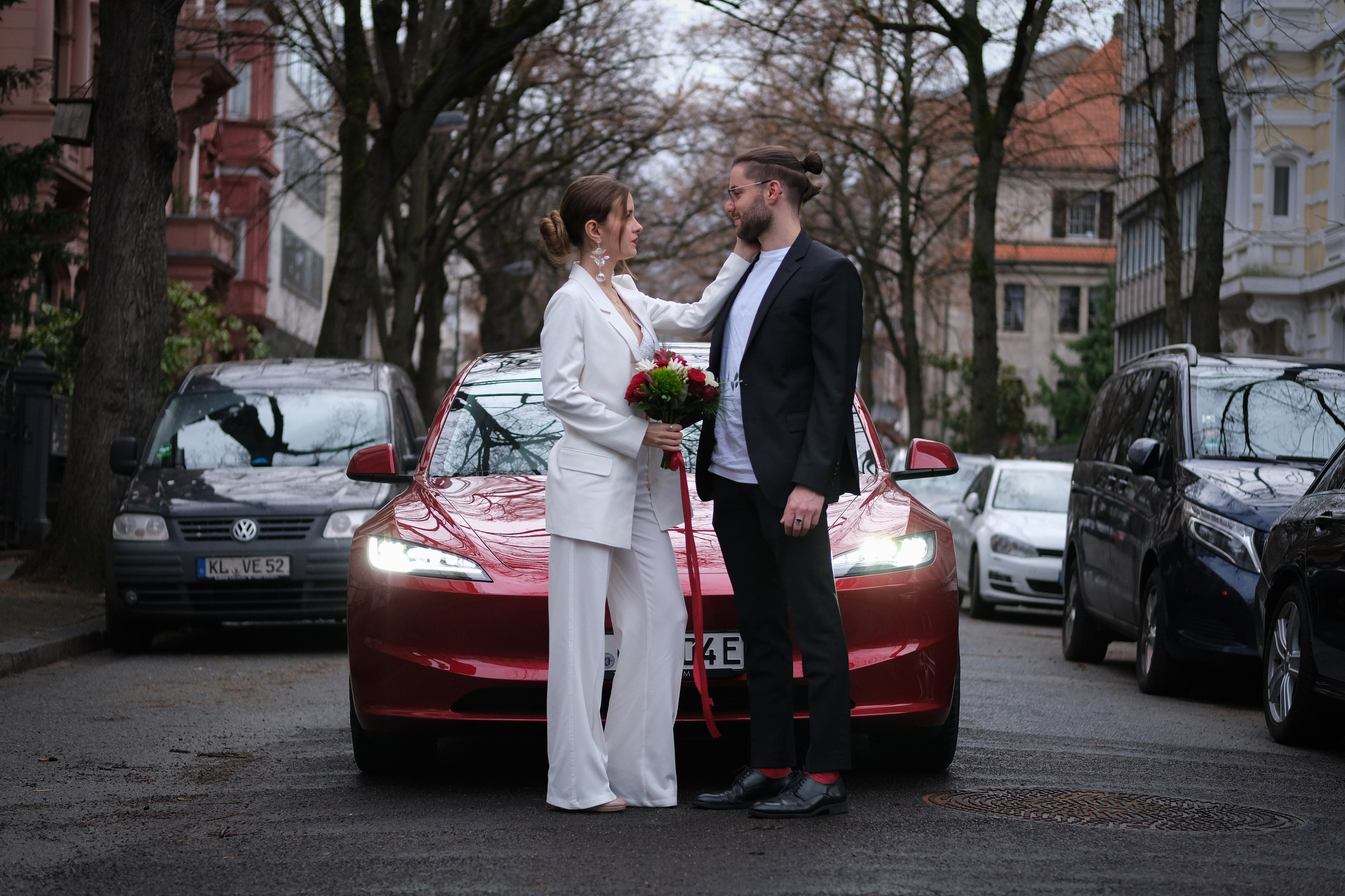 Red satin. Wedding photography — EMU Photos